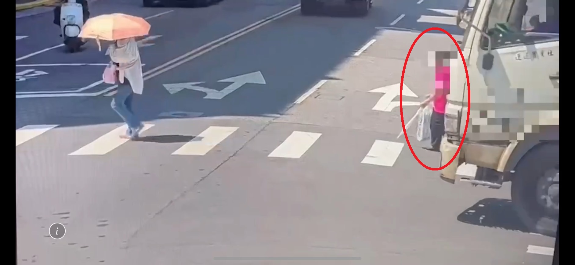 婦人（紅圈）沿斑馬線過馬路卻遭右轉的水泥預拌車撞倒輾過。（翻攝畫面）