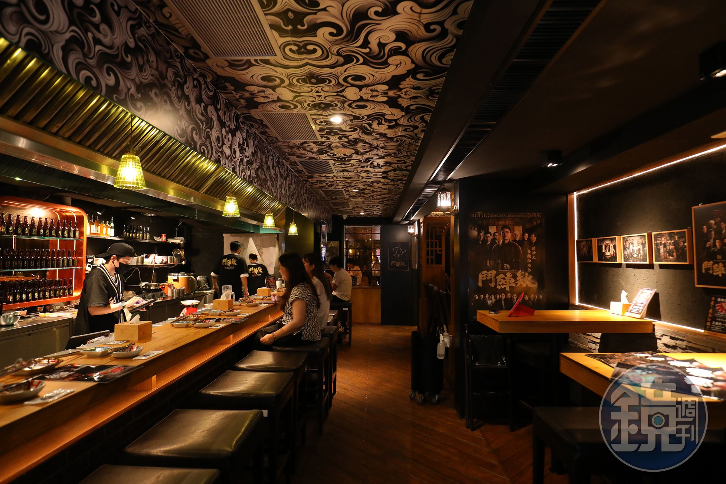 角頭燒肉酒場從天花板、牆面，甚至名片，都遍布電影《角頭》的元素。