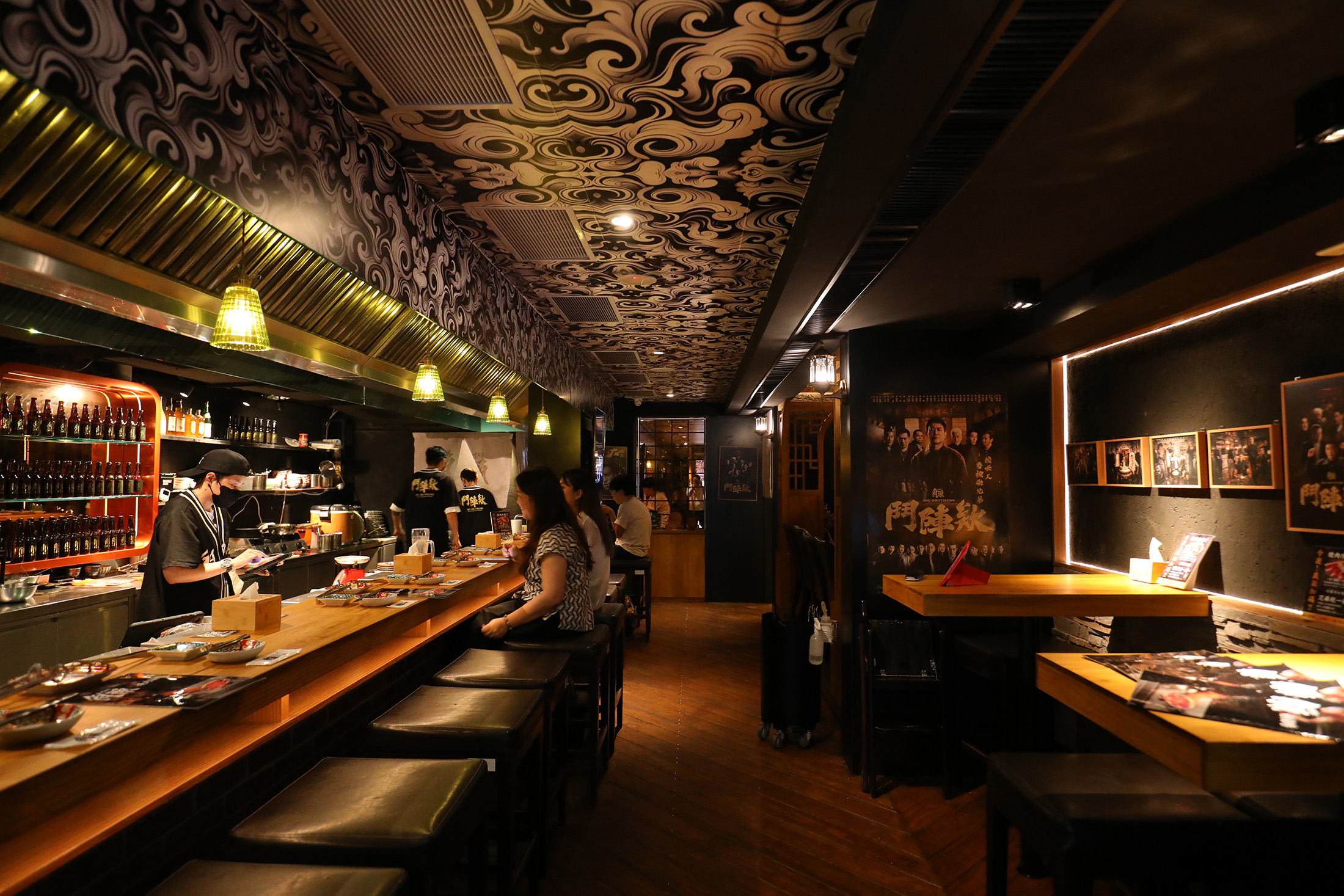 角頭燒肉酒場從天花板、牆面,甚至名片,都遍布電影《角頭》的元素。