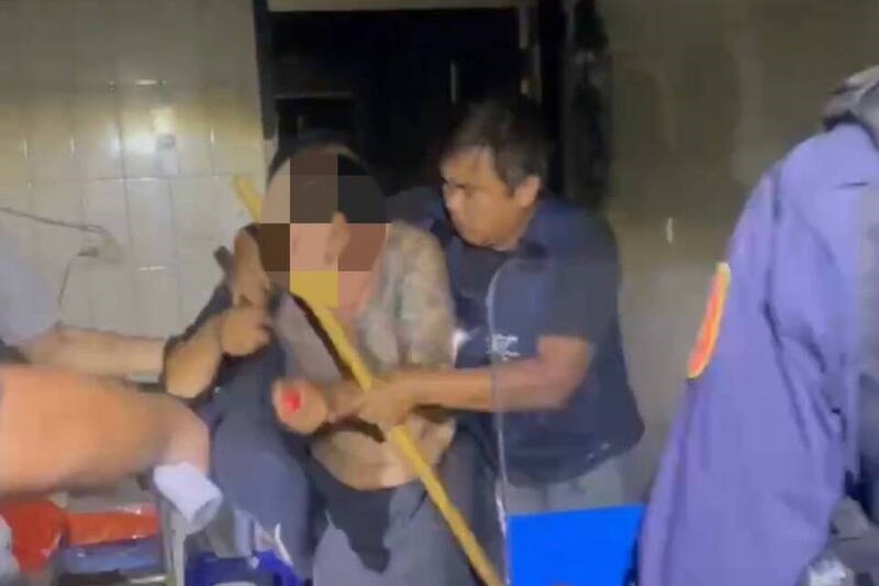 警方持盾牌、齊眉棍制伏追砍父親的余姓逆子。（翻攝畫面）