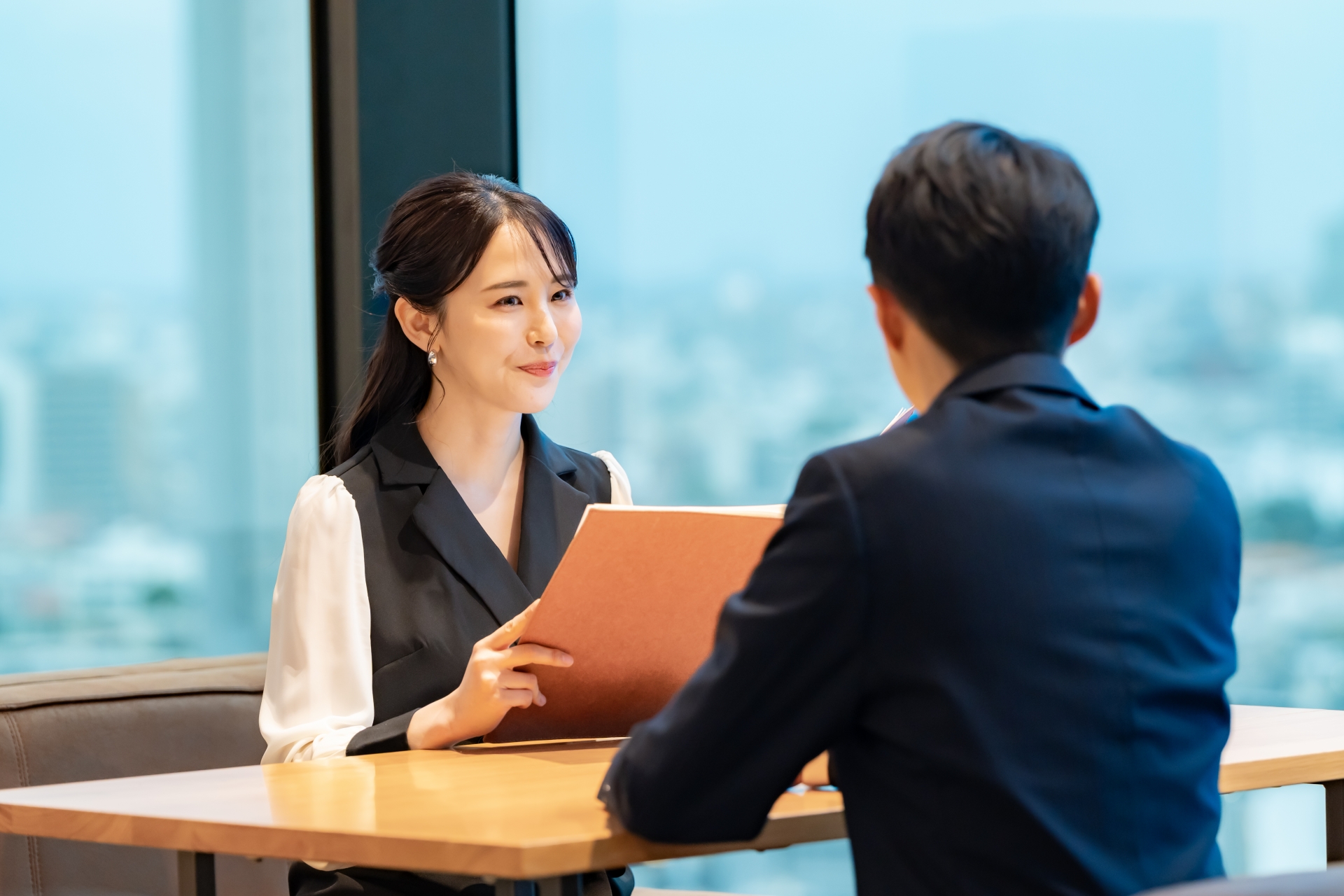 一名網友透露女性朋友跟傳產富二代相親，沒想到男方說2句話就把人嚇跑。（示意圖，非當事人，photoAC）
