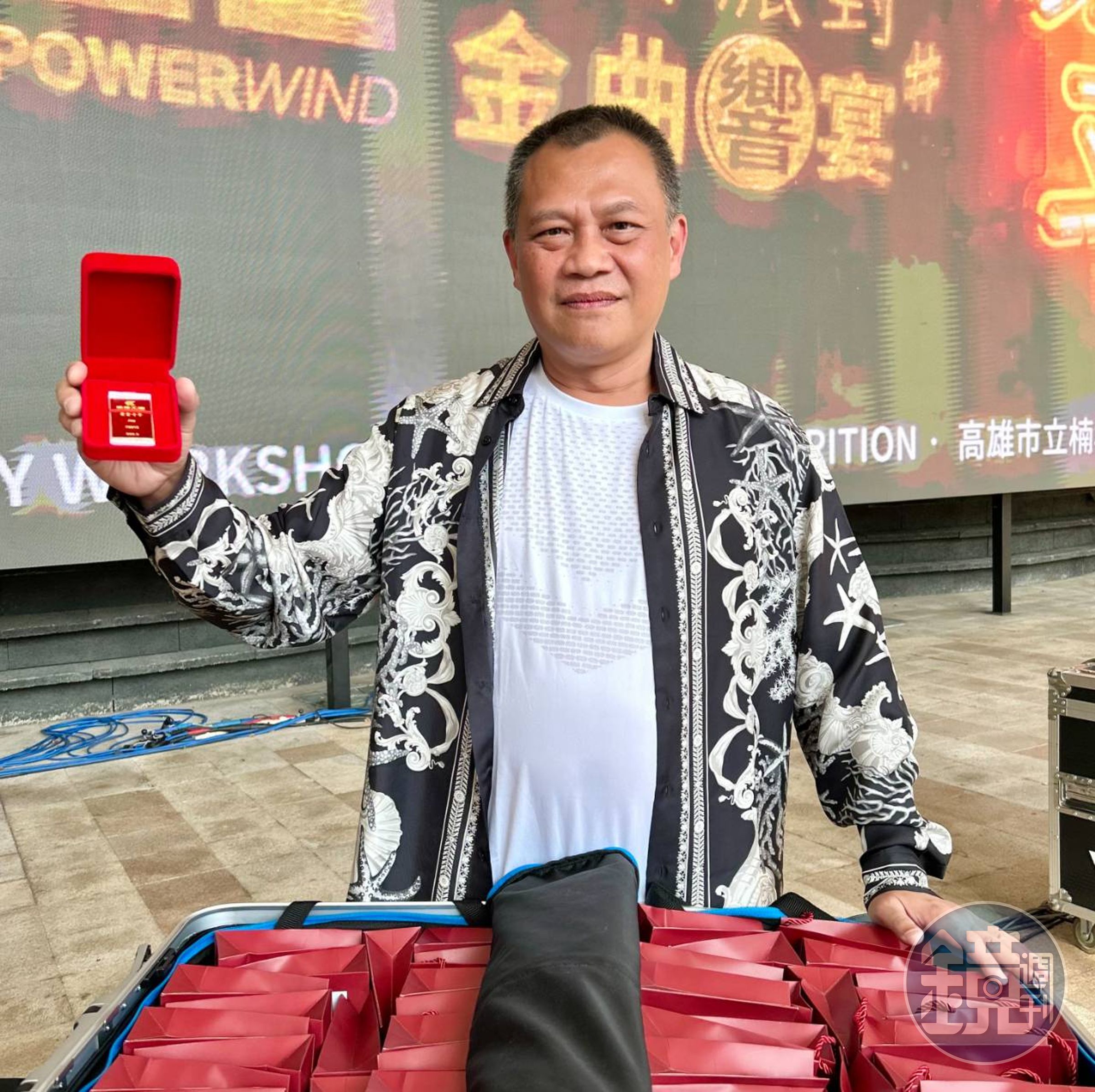 健身工廠董事長陳尚義贈送60名年資達到10年的員工每人1兩黃金,總值超過1,200萬元,還不包括其他現金與禮物大獎,讓5千名員工與家屬嗨翻天。