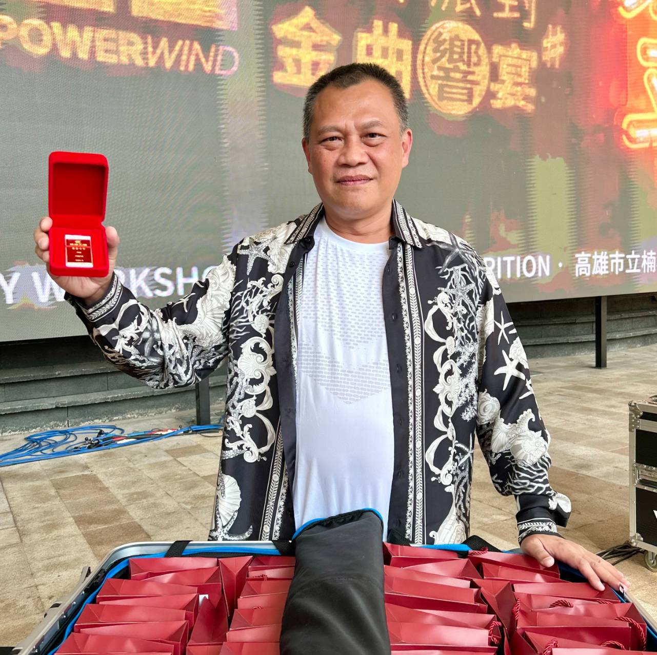 健身工廠董事長陳尚義贈送60名年資達到10年的員工每人1兩黃金，總值超過1,200萬元，還不包括其他現金與禮物大獎，讓5千名員工與家屬嗨翻天。