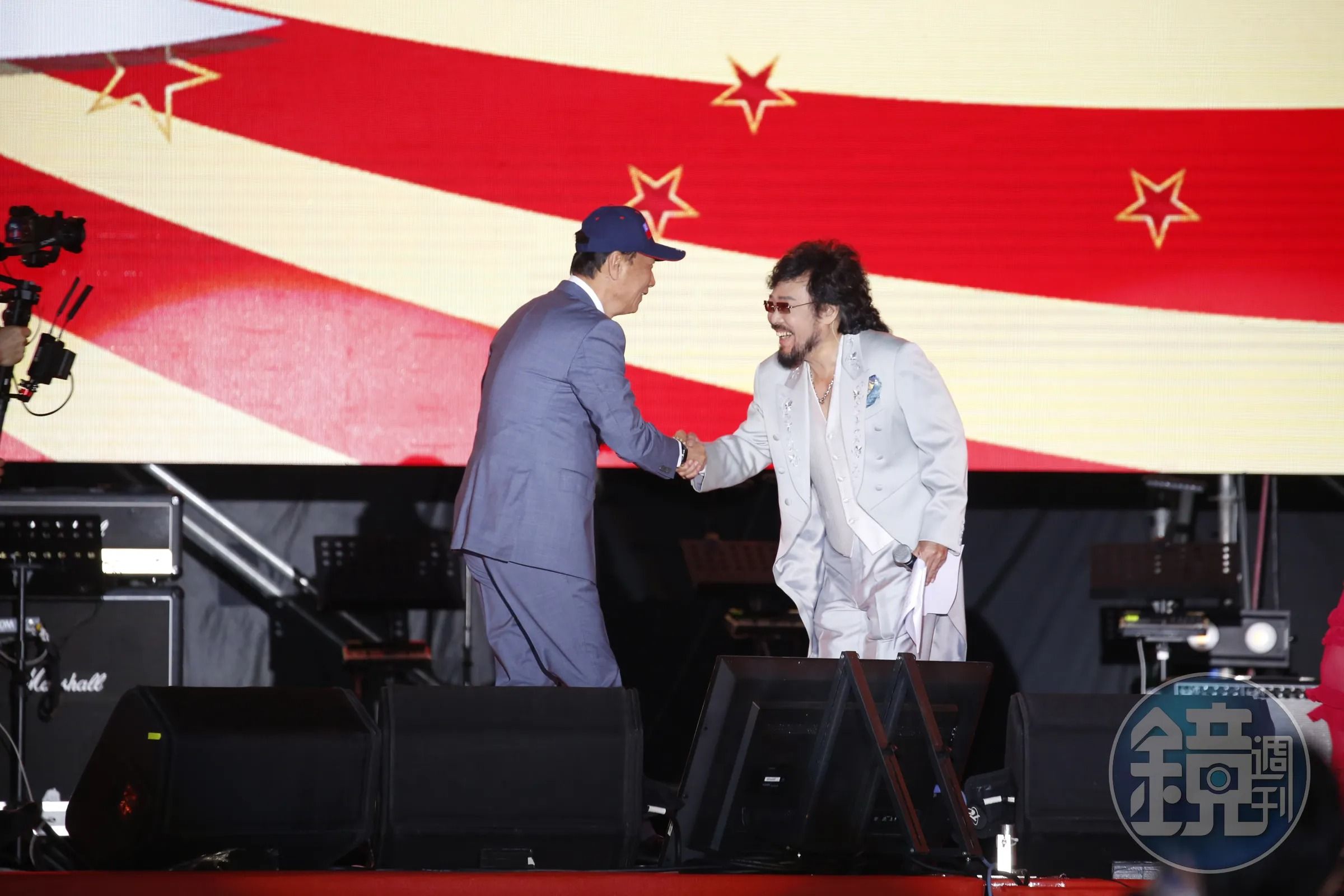 張菲2020年曾主持鴻海尾牙,左為郭台銘。(本刊資料照)