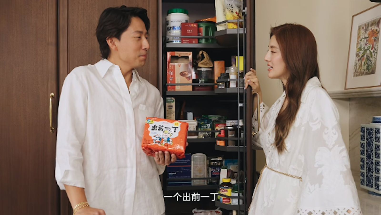 吳千語與施伯雄公開家中零食櫃，泡麵意外成焦點。（翻攝小紅書畫面）