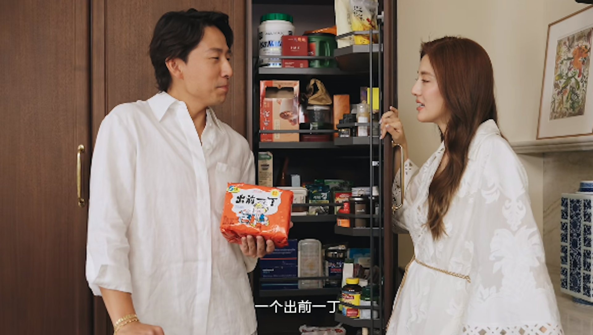 吳千語與施伯雄公開家中零食櫃,泡麵意外成焦點。(翻攝小紅書畫面)