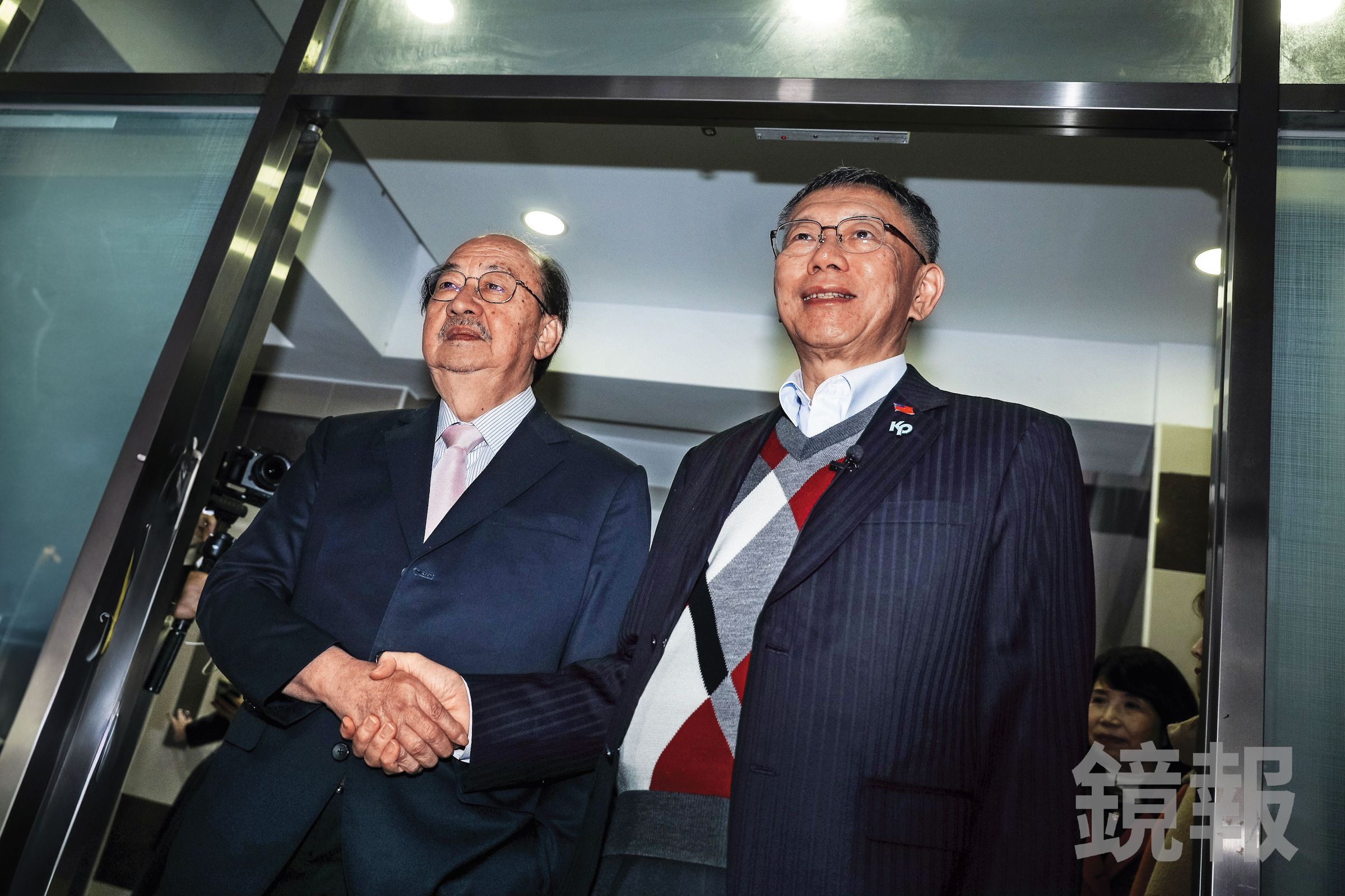 柯文哲（右）拜會民進黨團總召柯建銘（左）遊說法案，卻不見白營黨團三長列席，令黨內嗅出柯與黃國昌的路線有別。（鏡報鄒保祥）