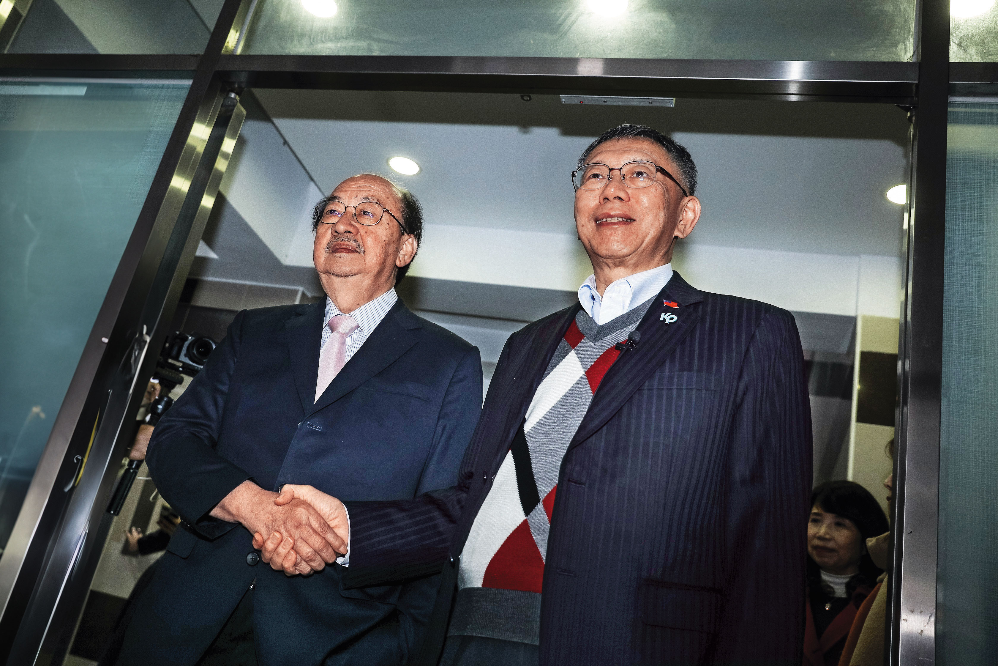 柯文哲(右)拜會民進黨團總召柯建銘(左)遊說法案,卻不見白營黨團三長列席,令黨內嗅出柯與黃國昌的路線有別。(鏡報鄒保祥)