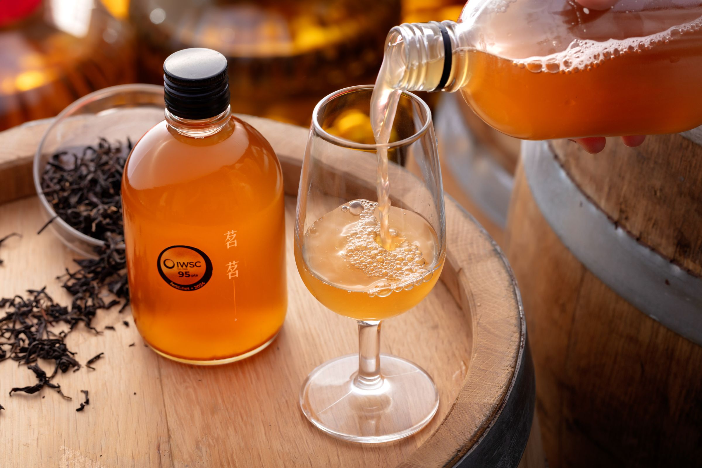 茗茗茶香檳的「桶陳康普」在2024年6月獲得IWSC「低酒精／無酒精」類別的世界第一面金牌。（320元／瓶，茗茗茶香檳提供）