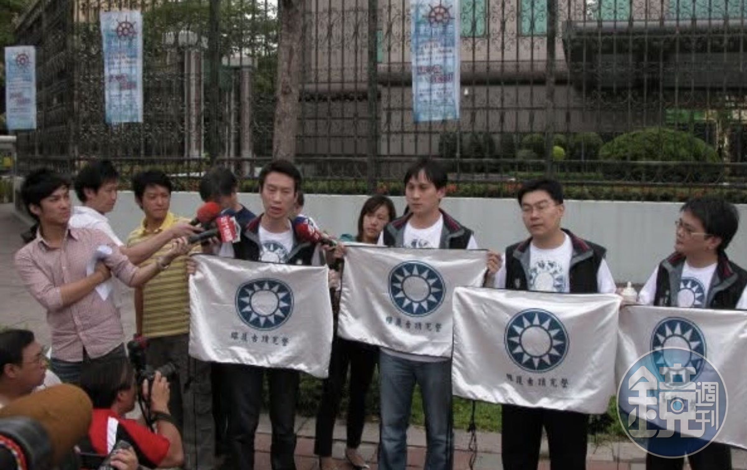 賴立竹（左1）曾是國民黨年輕世代，曾與葉元之（左2）站上街頭。選舉接連失利，他轉當新北市議員劉美芳幕僚，專挑校園霸凌、詐騙等議題切入。（賴立竹提供）