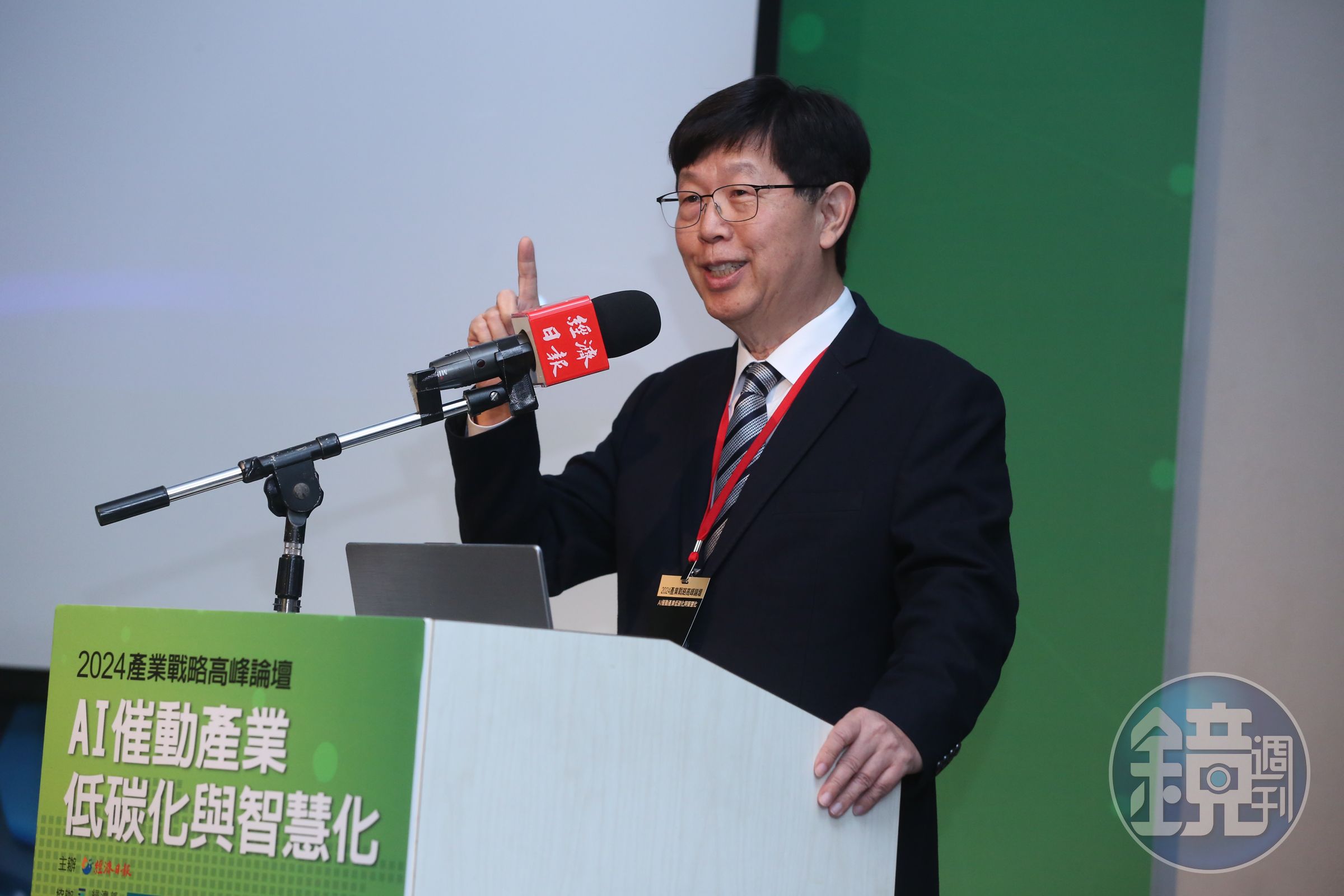 鴻海董座劉揚偉表示,目前還在大國博弈,還沒影響到企業,客戶可能會改變地方生產,鴻海只能靜觀其變。