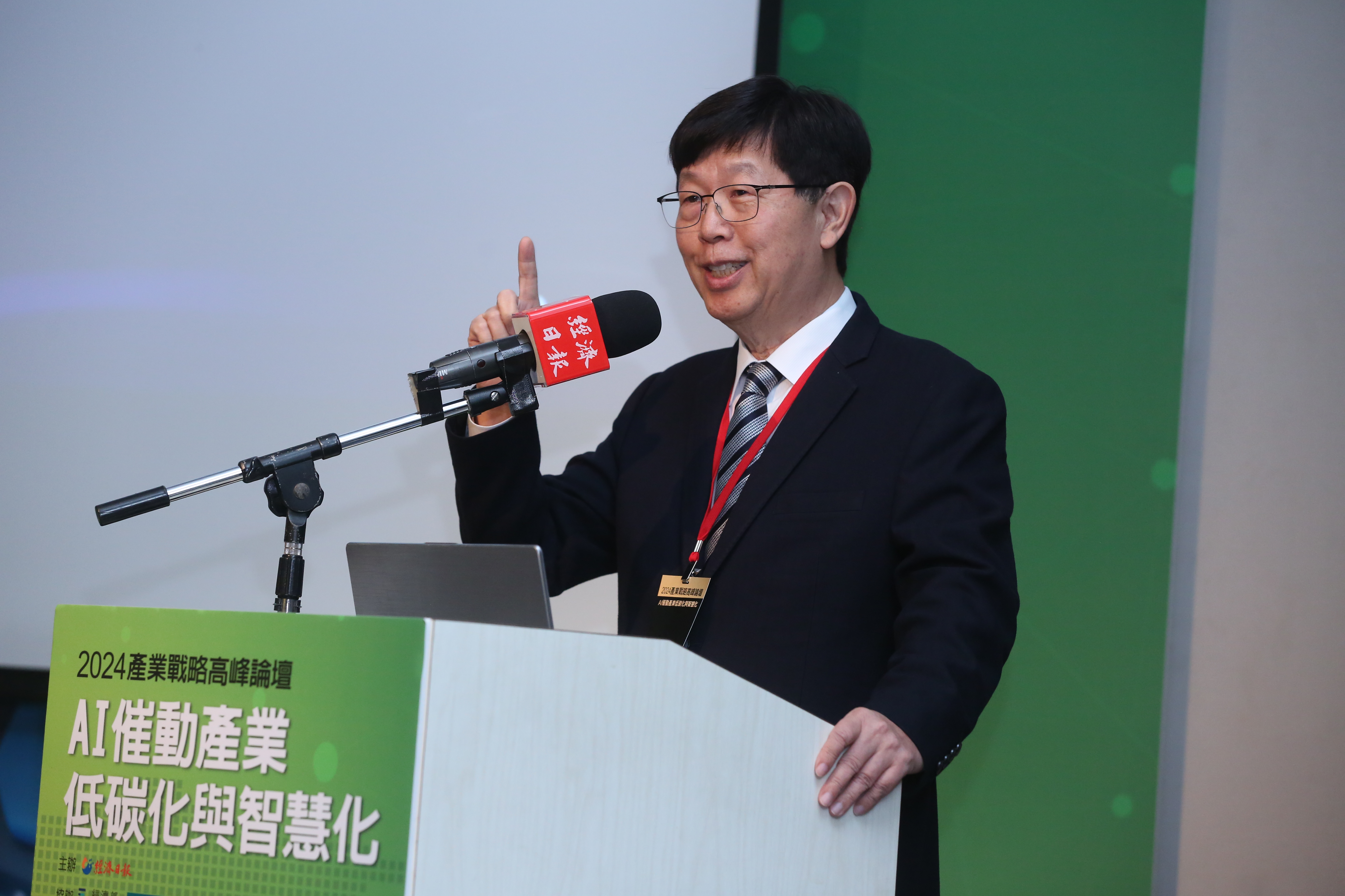 鴻海董座劉揚偉表示，目前還在大國博弈，還沒影響到企業，客戶可能會改變地方生產，鴻海只能靜觀其變。