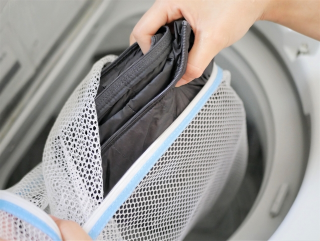 衣服放洗衣網就沒事?日本專家揭3大使用技巧 「這樣洗」衣服更耐穿