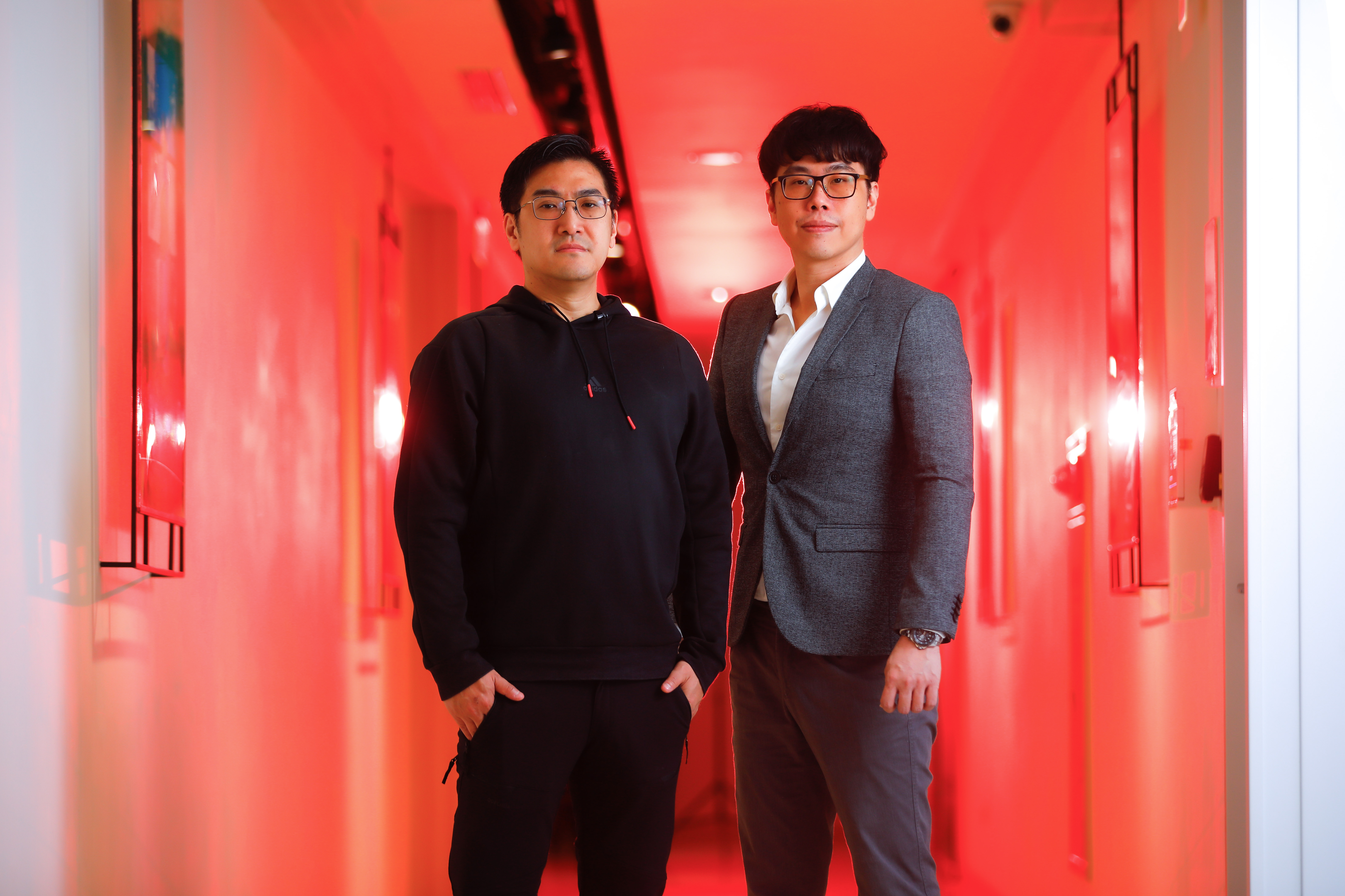 向玉麟（左）與魯比（右）分別主辦台灣格鬥遊戲賽事BeePro Cup與凹比盃，提供玩家舞台。