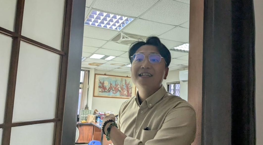 可望過關,羅庭瑋出現在台中市黨部。