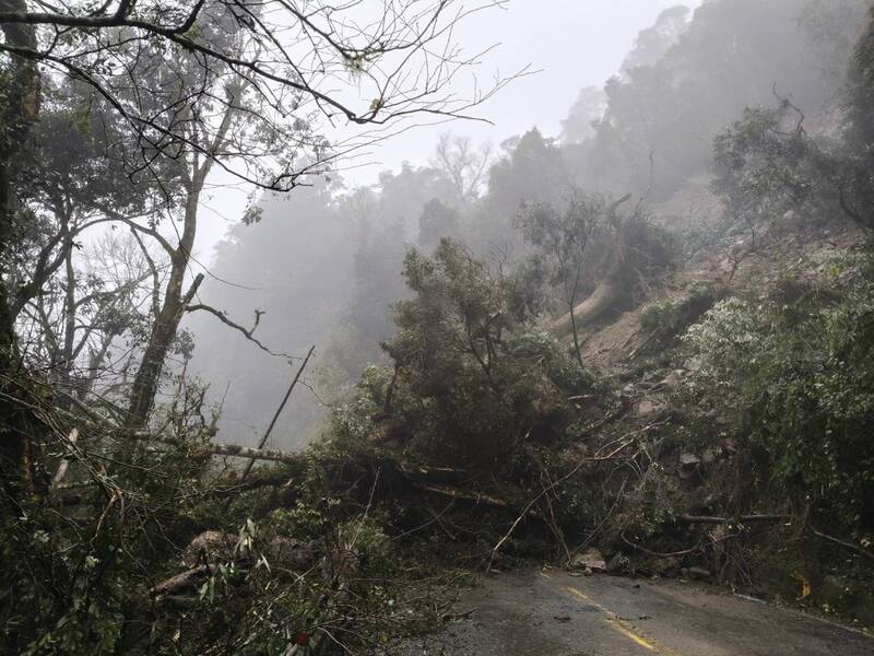 日降雨導致山區土石鬆動，中橫公路宜蘭支線台7甲線35.9K （米摩登路段）發生大規模坍方。（公路局提供）