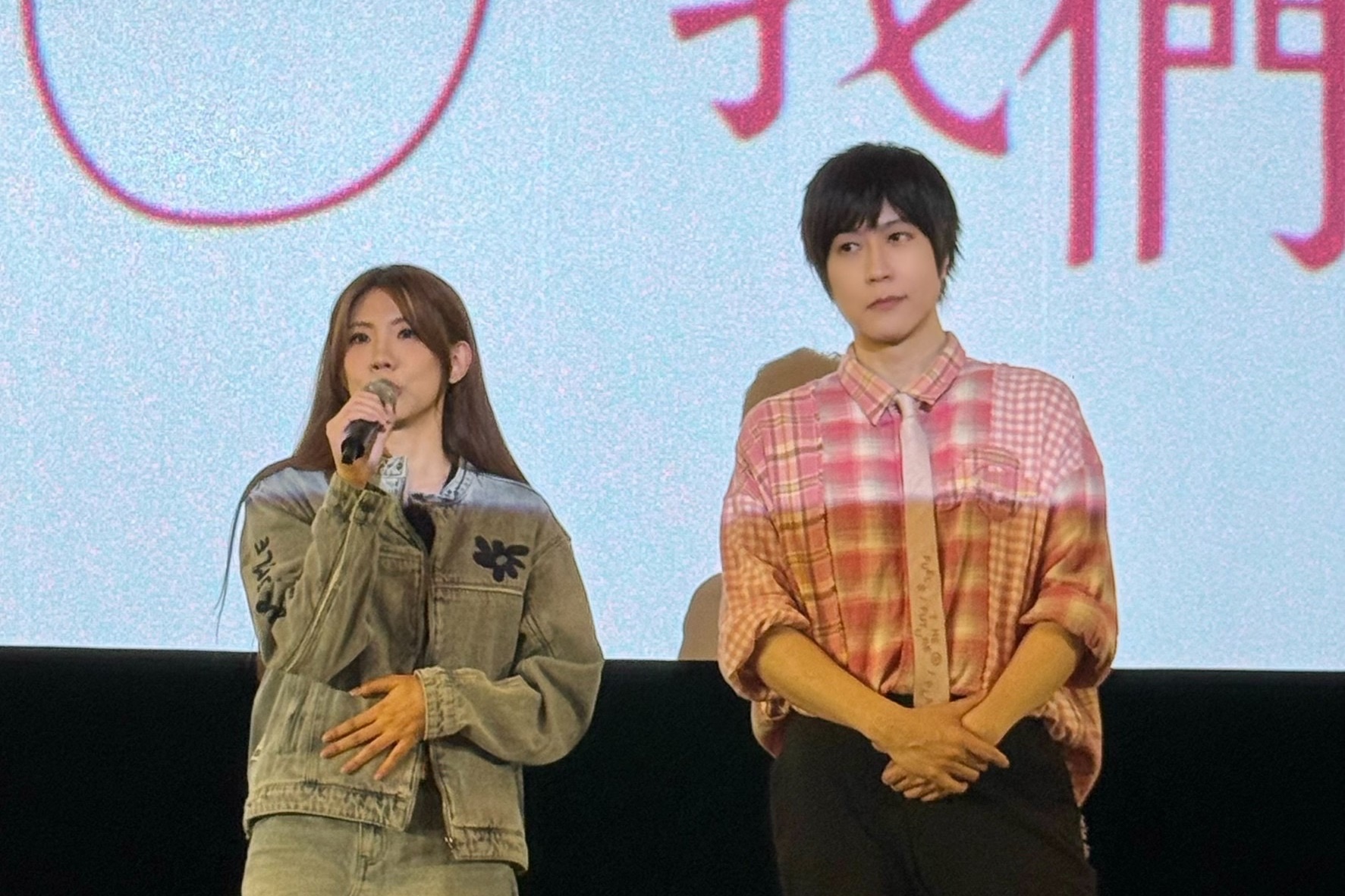 阿信帶著創作歌手小V出席映前映後，也獻唱電影歌曲。（壹壹喜喜提供）