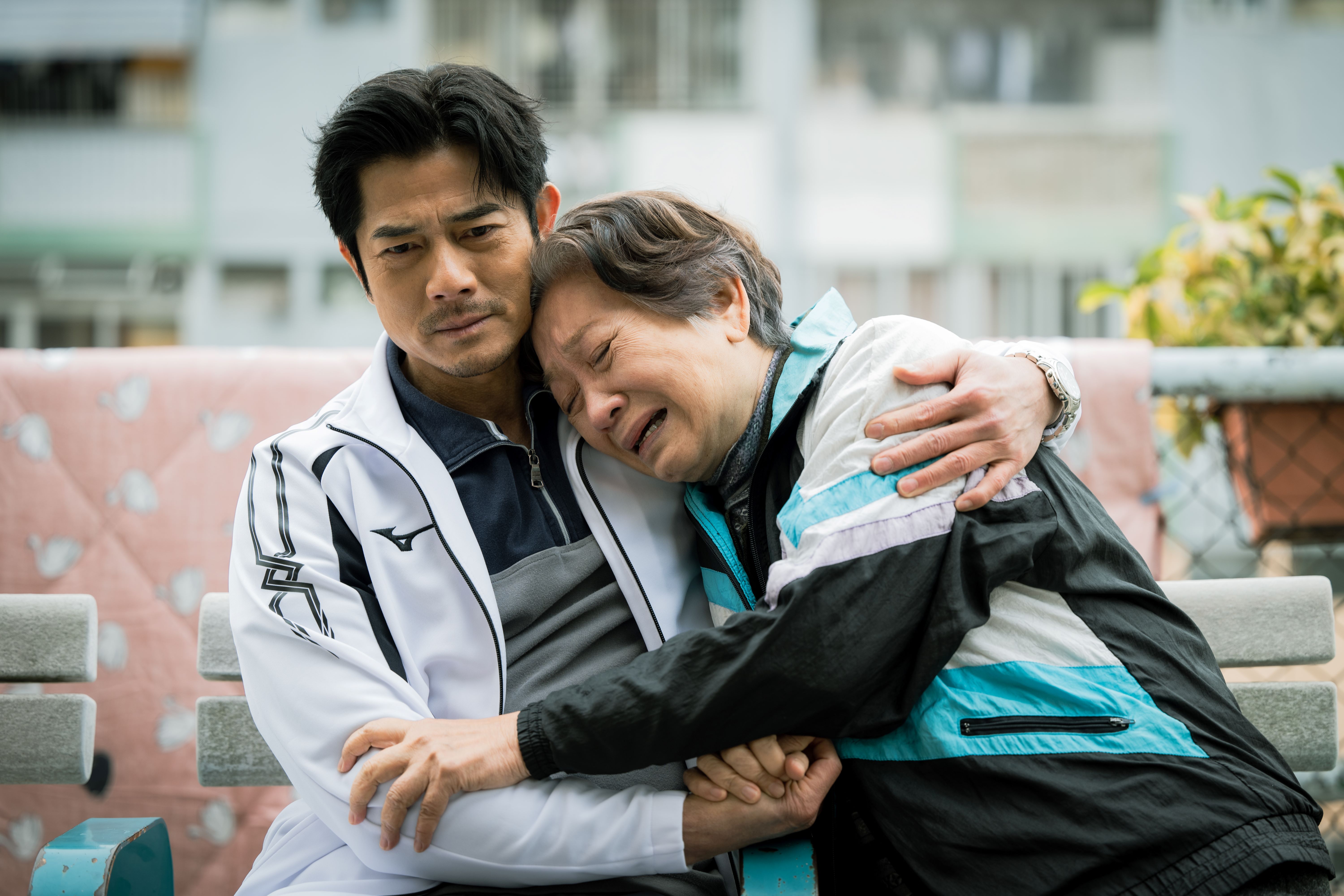 郭富城飾演原為壁球冠軍選手的父親，把肌肉萎縮的女兒丟給老母照料，直到母親病倒才回家。（華映提供）