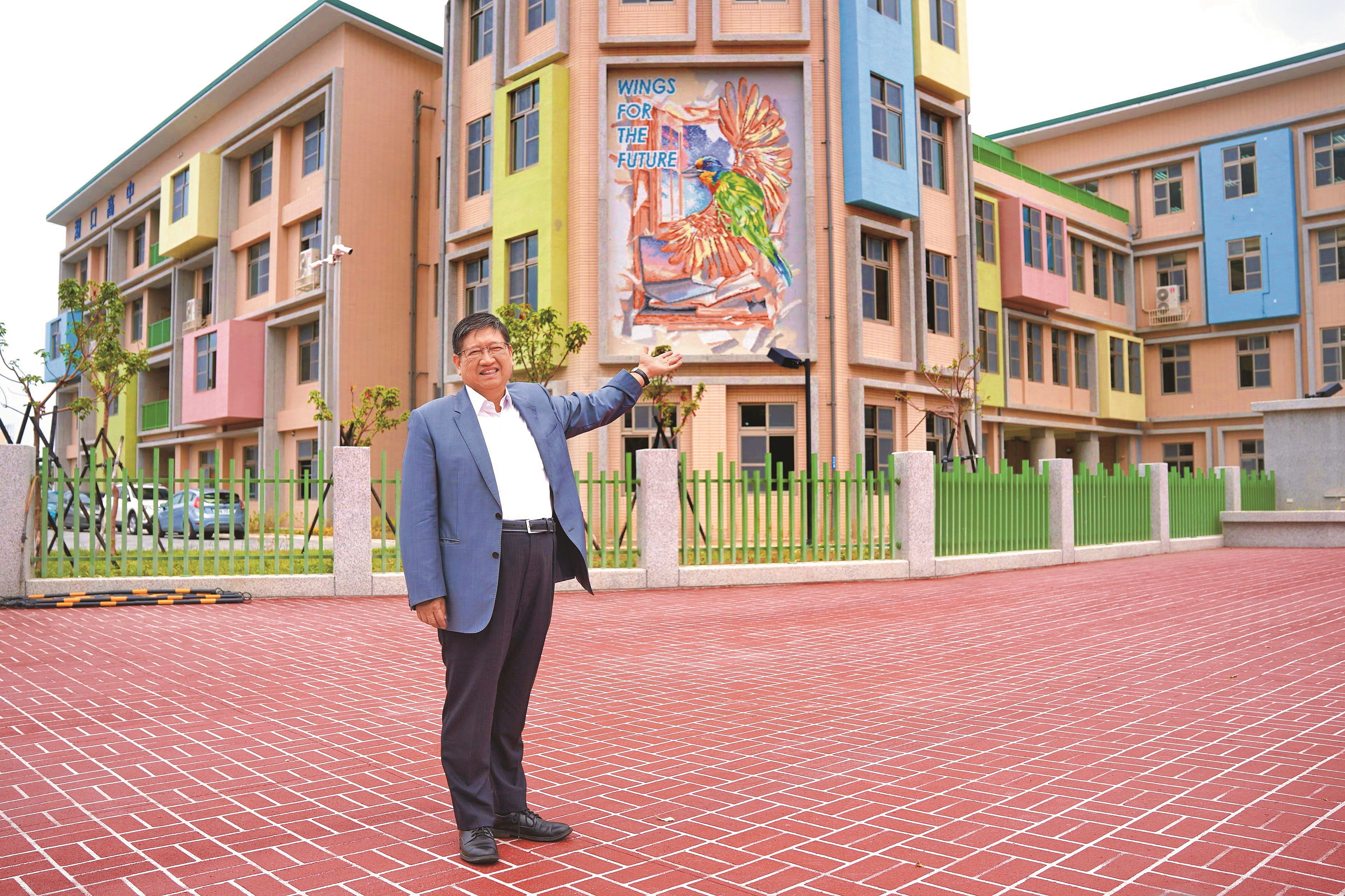  五色鳥壁磚為湖口高中校園特色之一。（新竹縣政府提供）