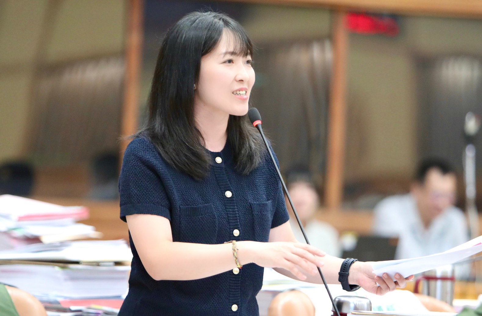新北市議員山田摩衣質詢普發現金議題,要求市府提前規劃消費振興措施。(山田摩衣辦公室提供)