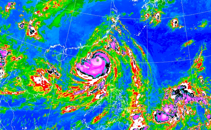 強颱「樺加沙」持續影響，雨彈狂炸各地。（翻攝自中央氣象署官網）