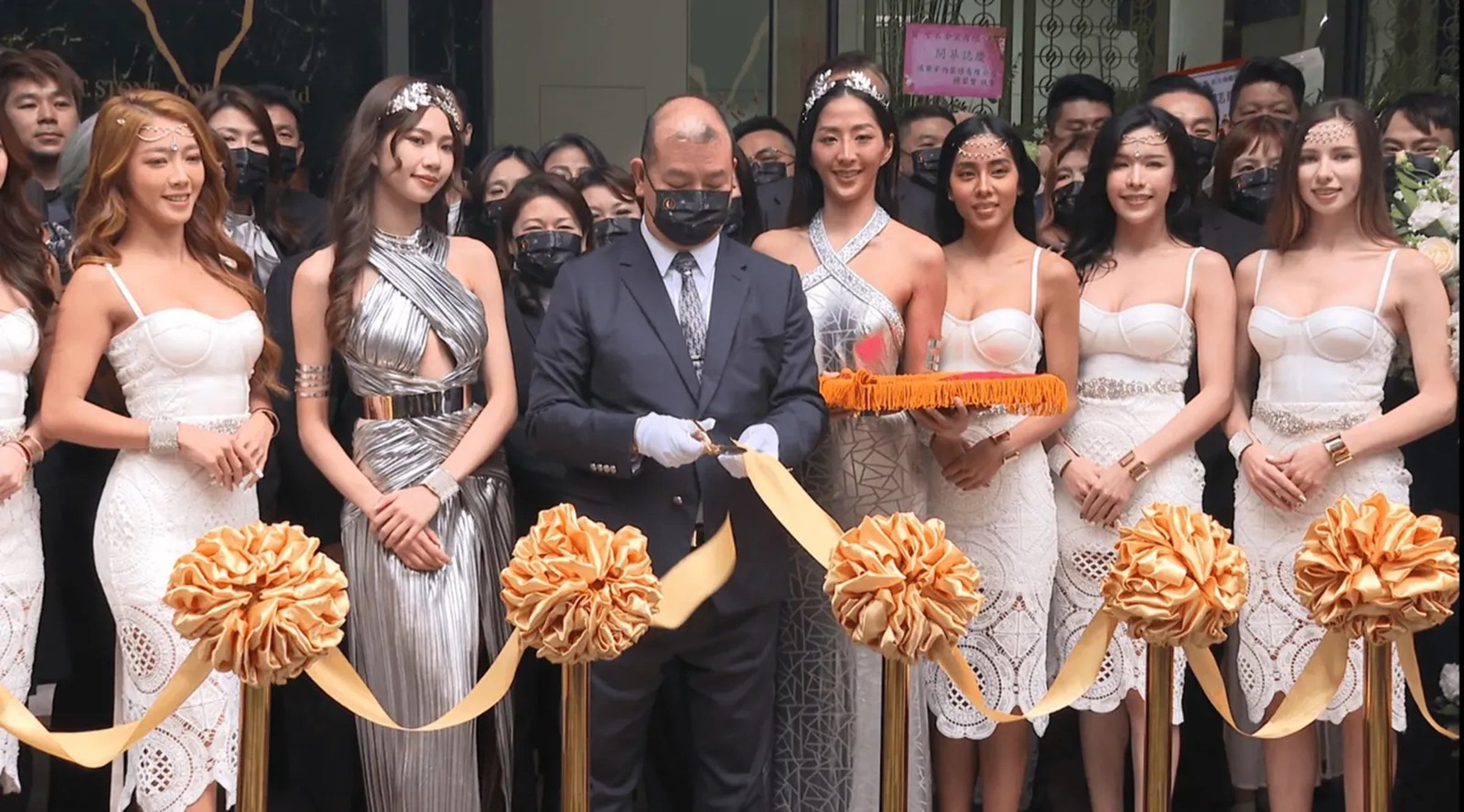 聖石金業集團負責人邱薡宬(中)入獄後,傳仍享受特殊接見,在獄中操控集團營運。(鏡報提供)