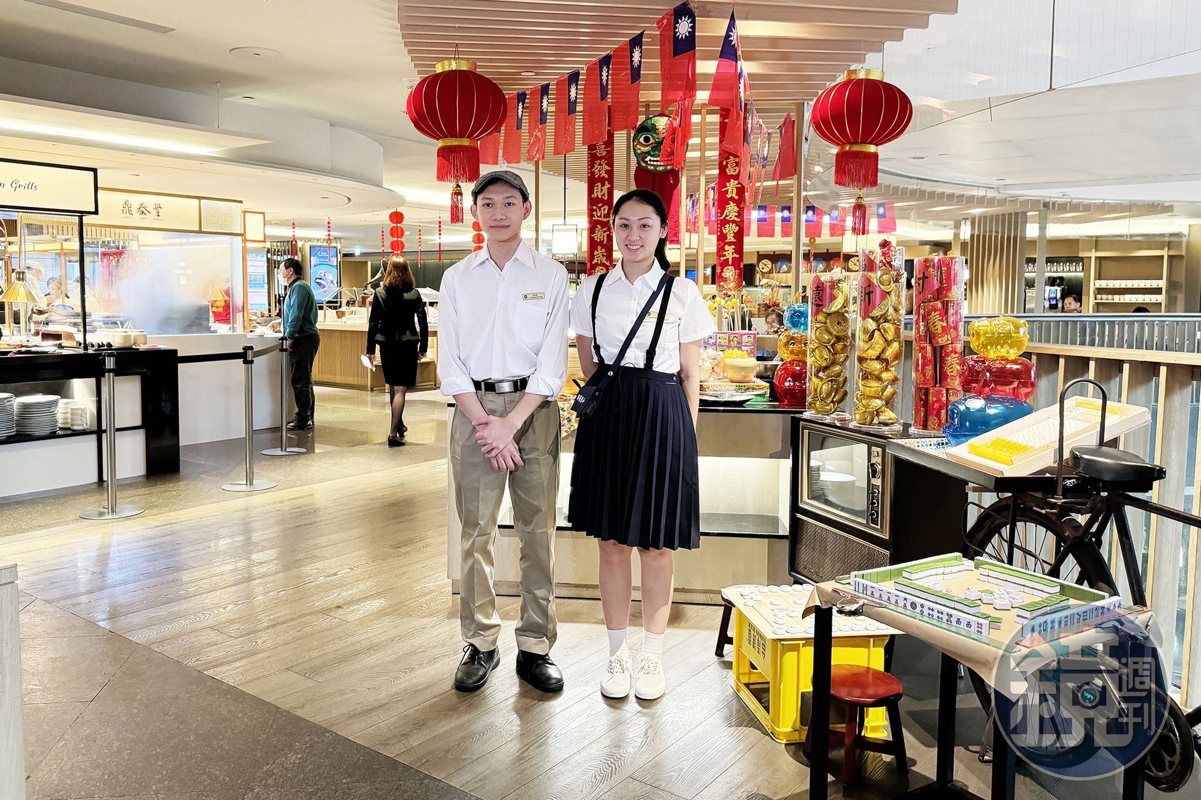 穿上學生制服的服務生,以及麻將桌與象棋台,都為用餐環境營造出濃郁的復古氣息。