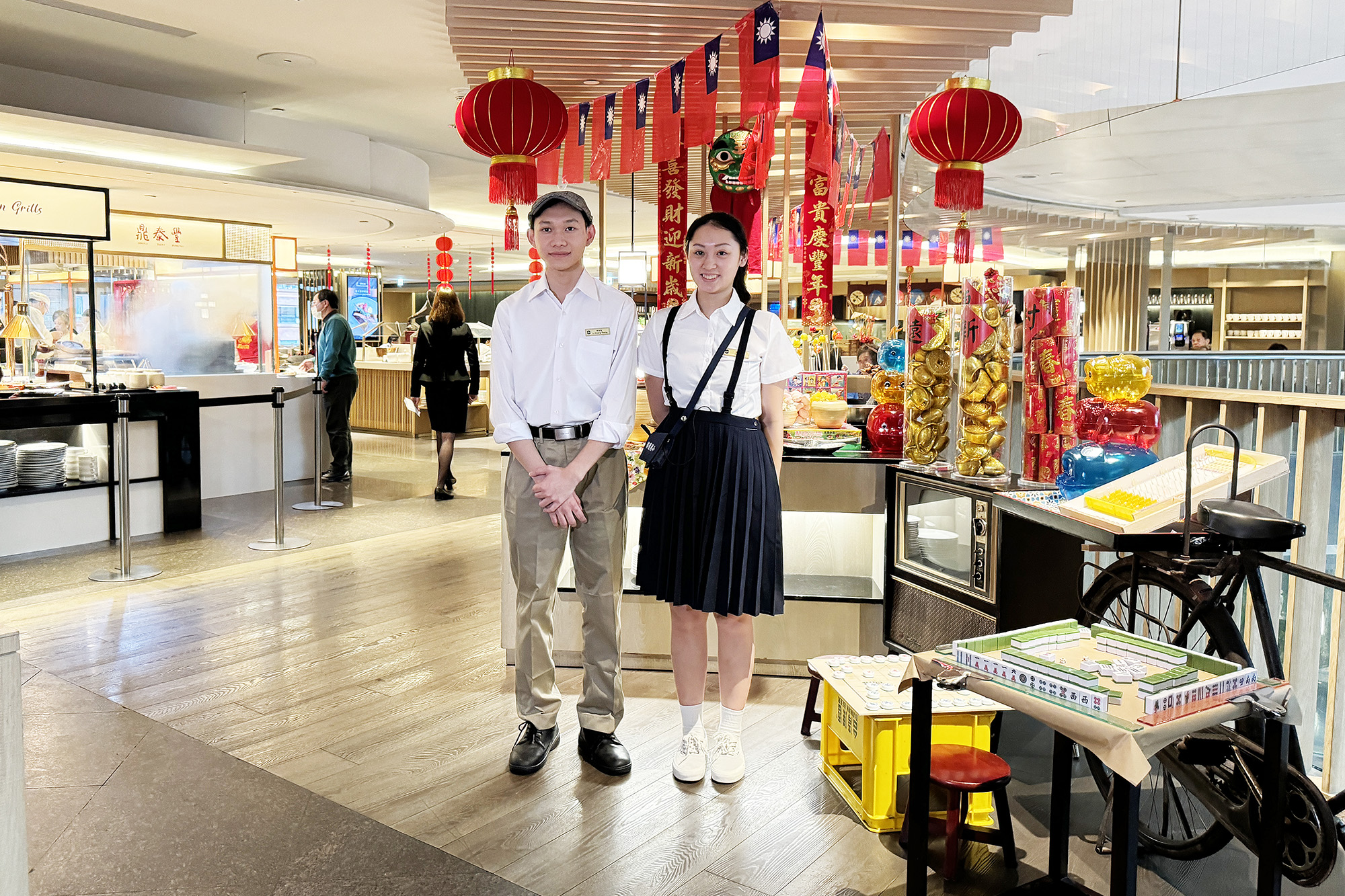 穿上學生制服的服務生，以及麻將桌與象棋台，都為用餐環境營造出濃郁的復古氣息。