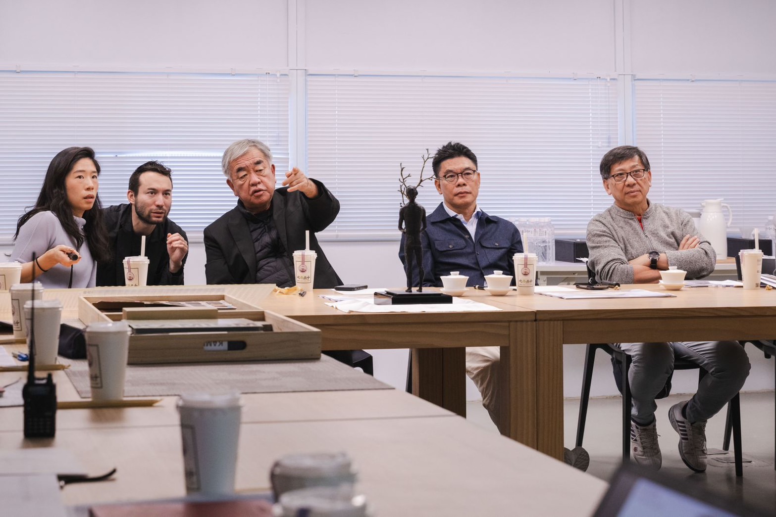 隈研吾（左3）日前獲頒文大名譽博士後，赴台中和江韋侖（左4）現勘聯聚中維大廈。（聯聚建設提供）