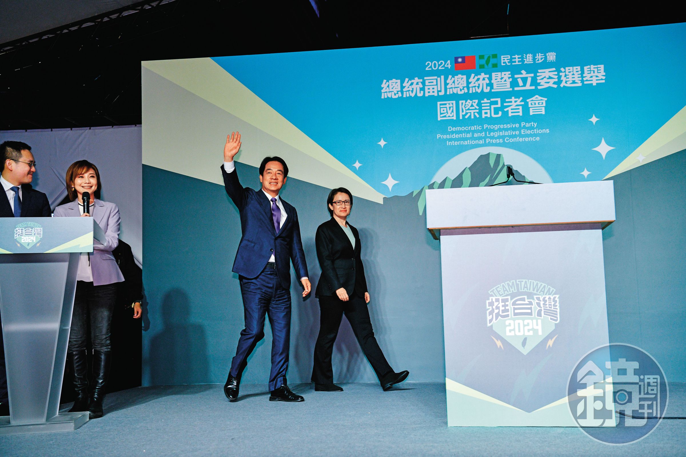 賴清德(左)、蕭美琴(右)在開票日當天晚上8點半舉行國際記者會。