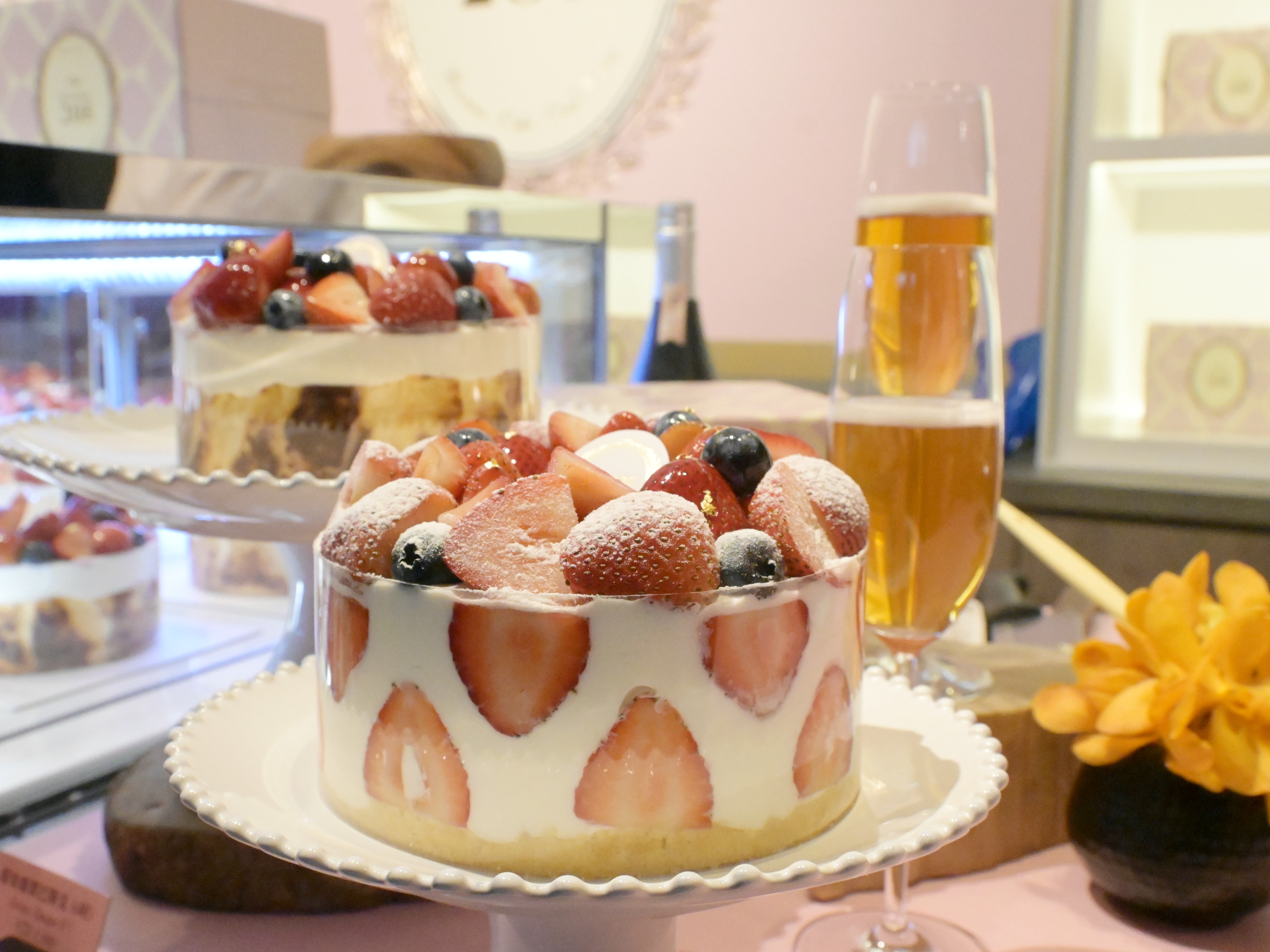 台北晶華酒店再次攜手韓國草莓蛋糕霸主「KITCHEN205」客座，推出期間限定「莓果爆漿巴斯克」（後）與進化版的經典款「草莓園蛋糕」（前）。（皆1,980元／6吋）