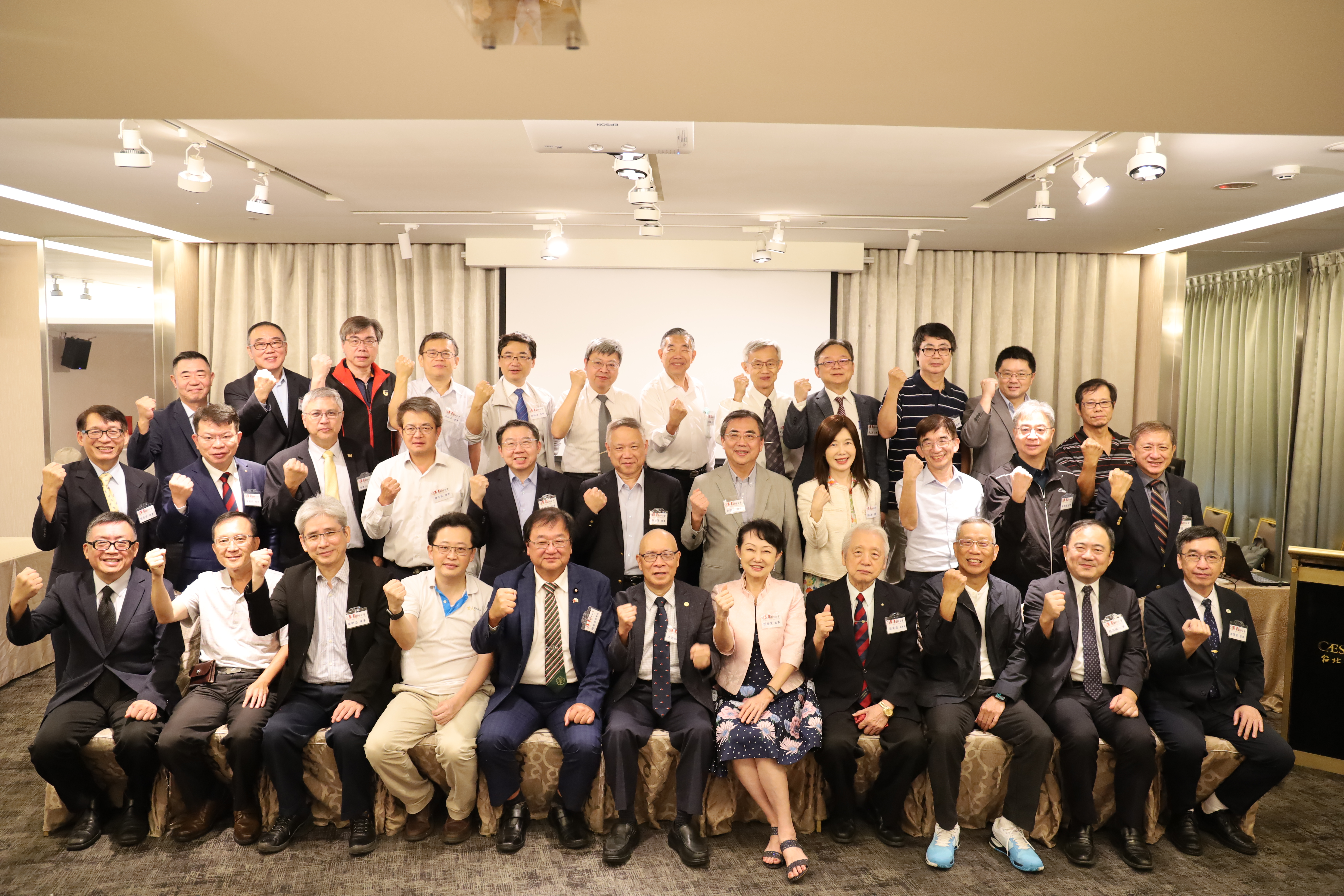 第一排左四為陳彥元，左五為邱泰源。（取自台北市醫師公會網站）