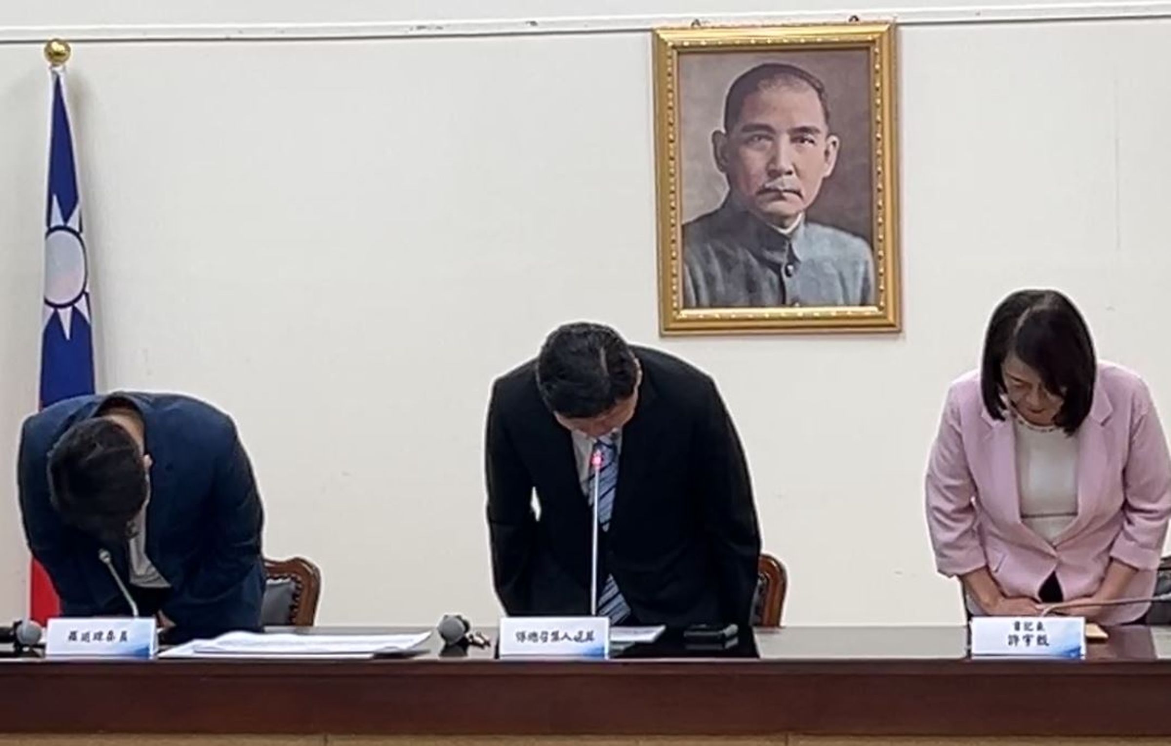 傅崐萁鞠躬致歉,稱被總統府棄單的「黨團概括承受」。(翻攝國民黨立院黨團臉書)