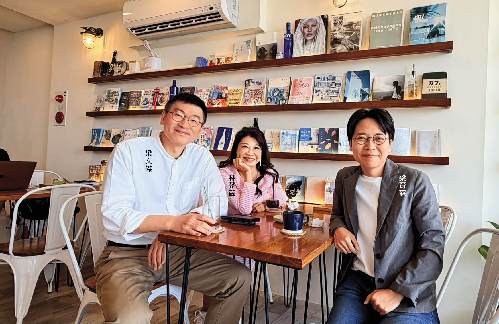 梁育慈在台北歷練10年，曾任梁文傑辦公室主任及林楚茵特助。（翻攝梁育慈臉書