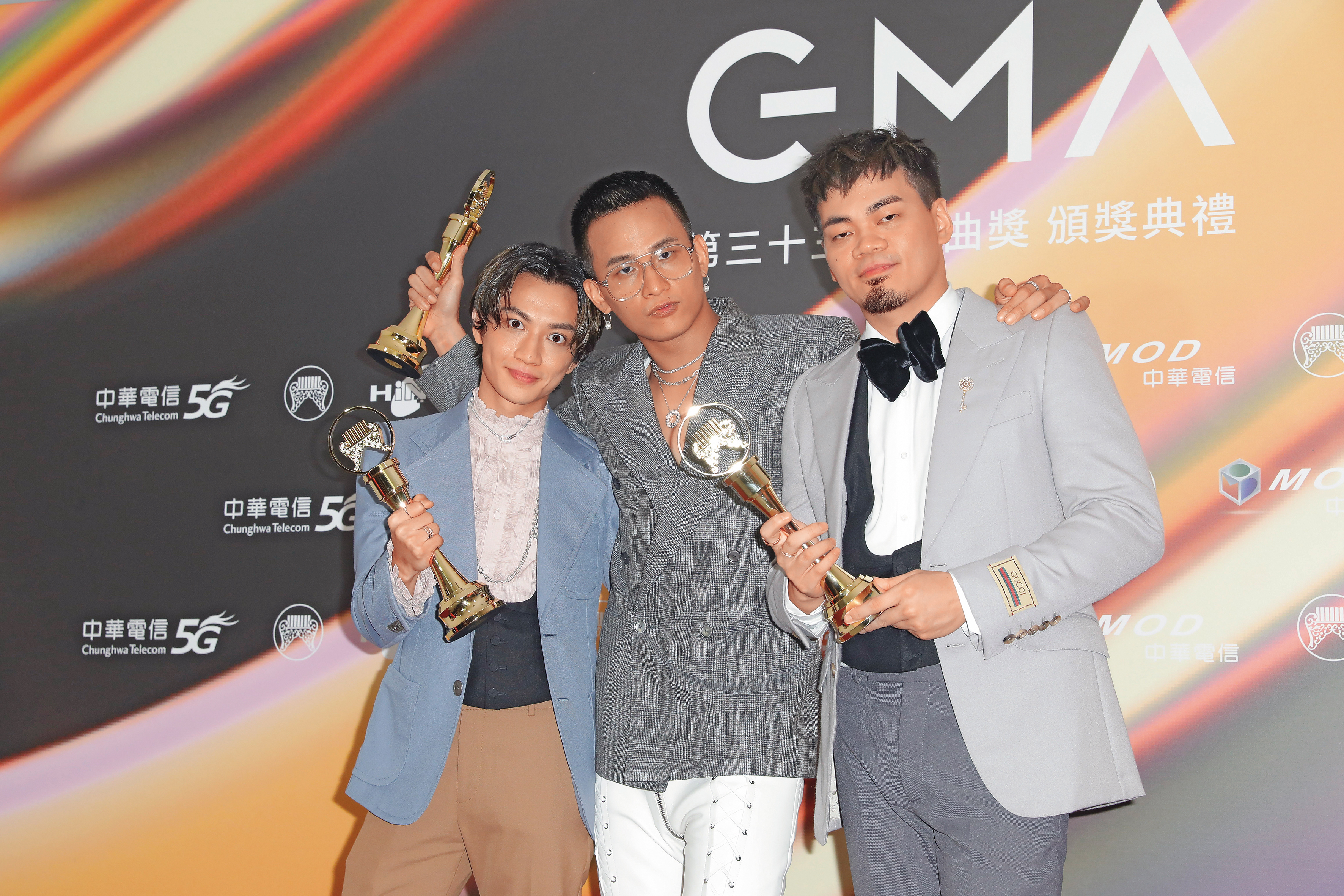 茄子蛋曾以〈愛情你比我想的閣較偉大〉奪下第33屆金曲獎年度歌曲獎。左起謝耀德、黃奇斌、蔡鎧任。