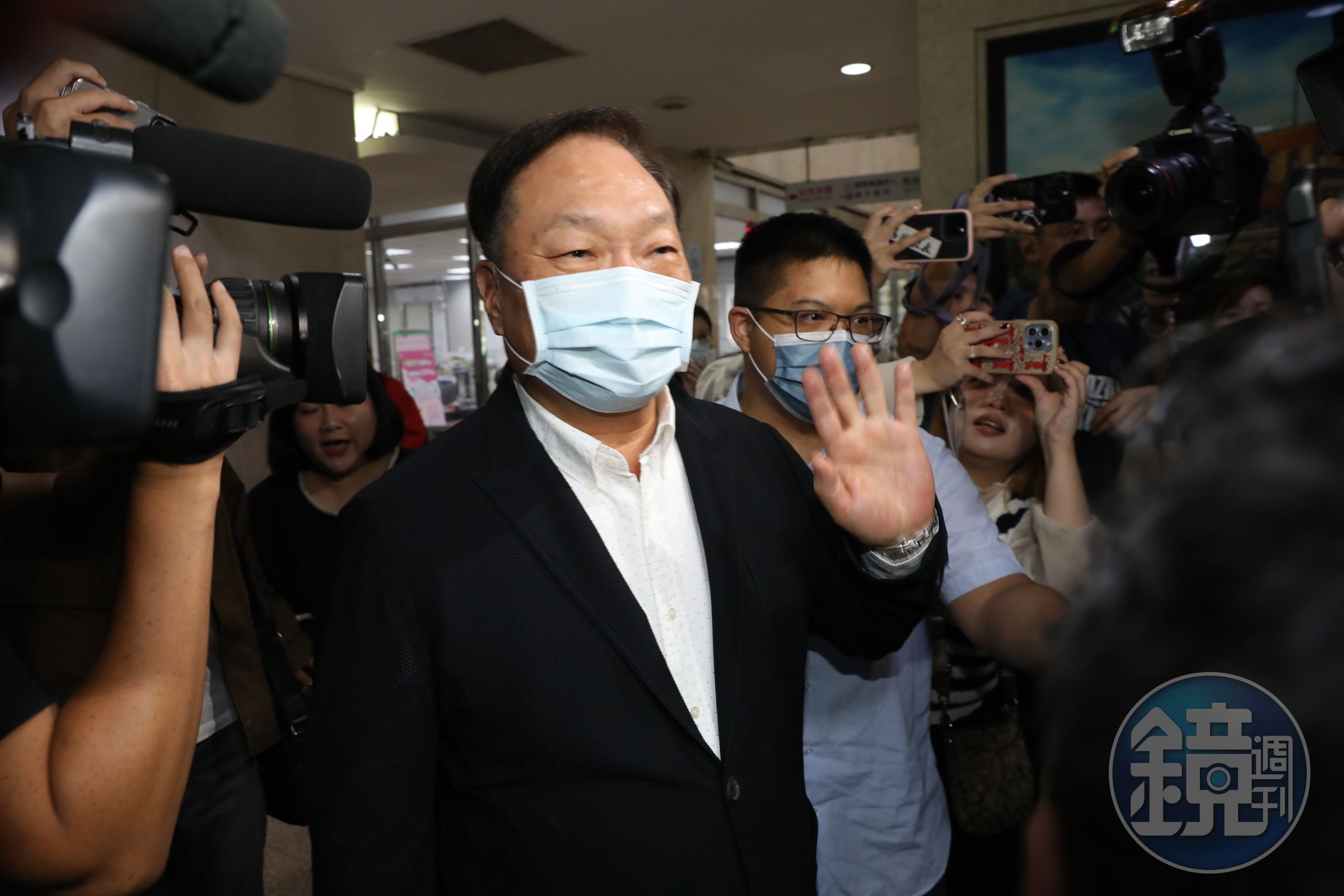 東森集團總裁王令麟到北檢應訊。