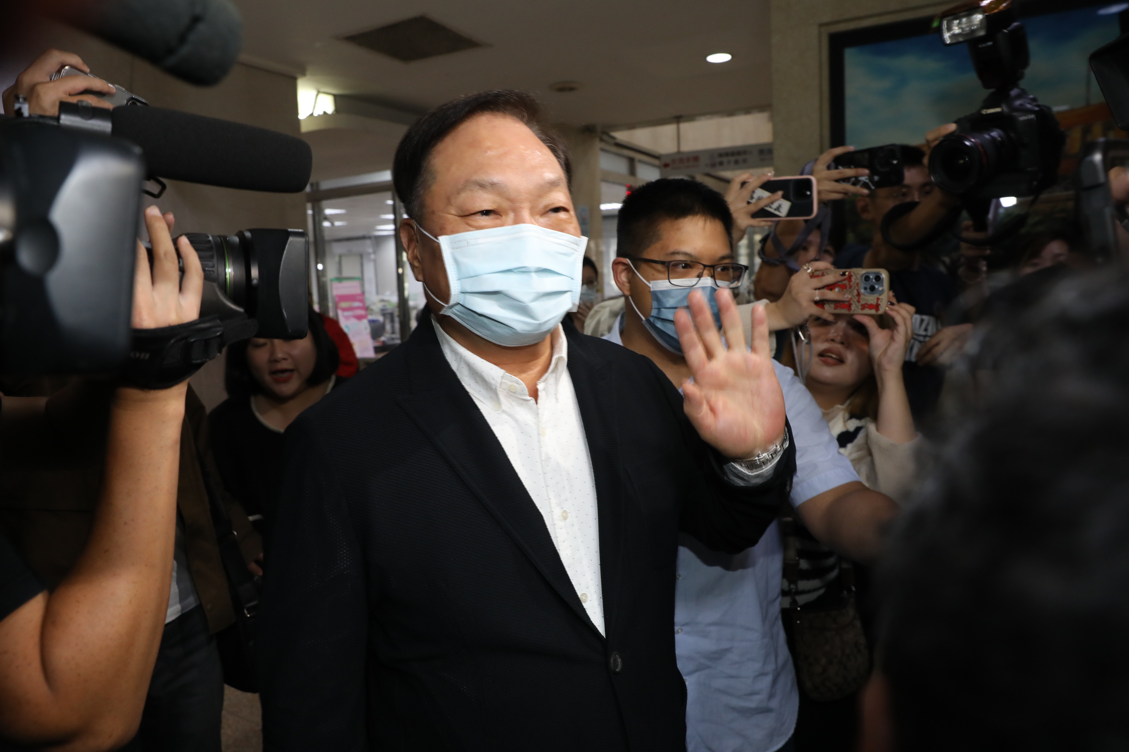 東森集團總裁王令麟到北檢應訊。