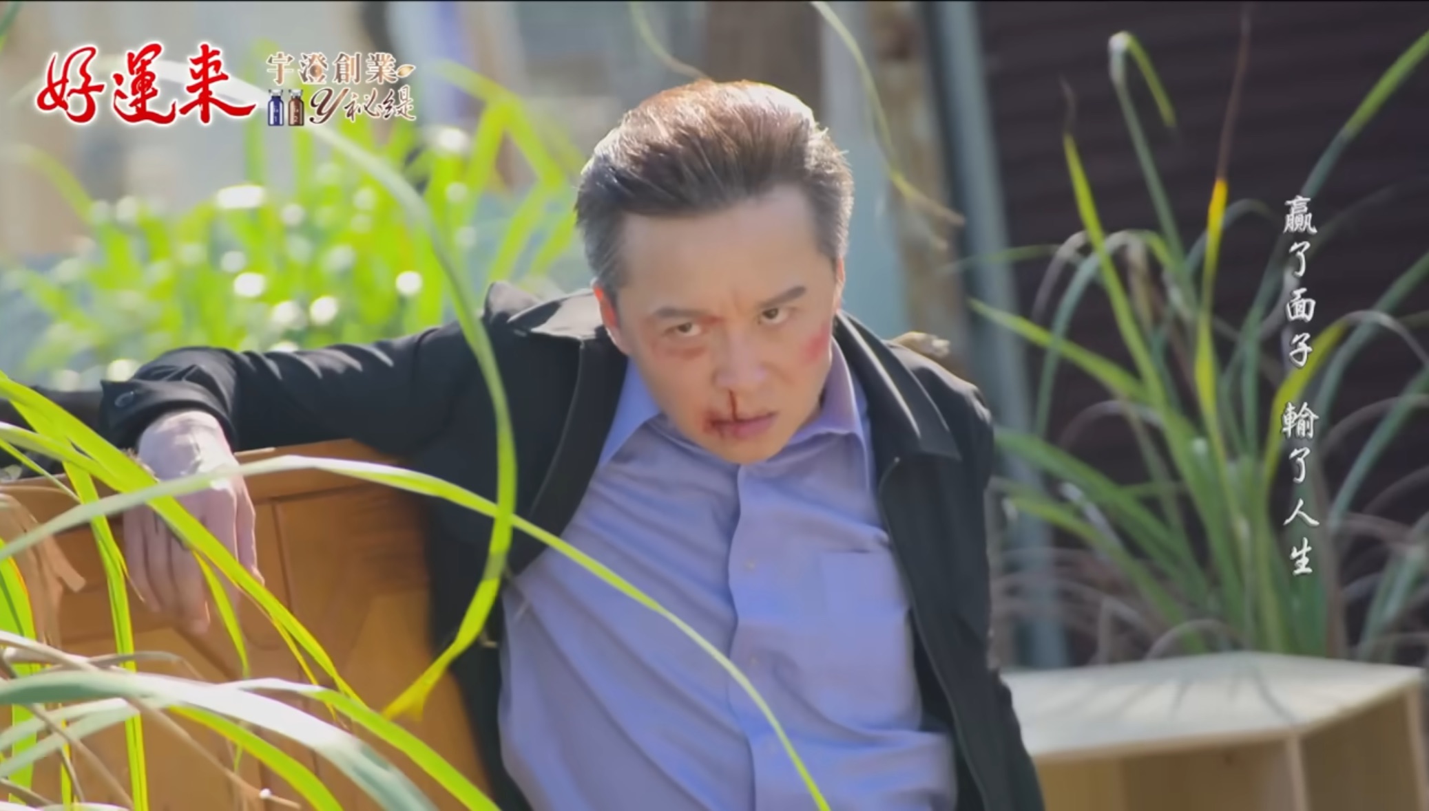 何豪傑表示臉上滿滿枇杷膏特效引來蒼蠅搶食！（民視提供）