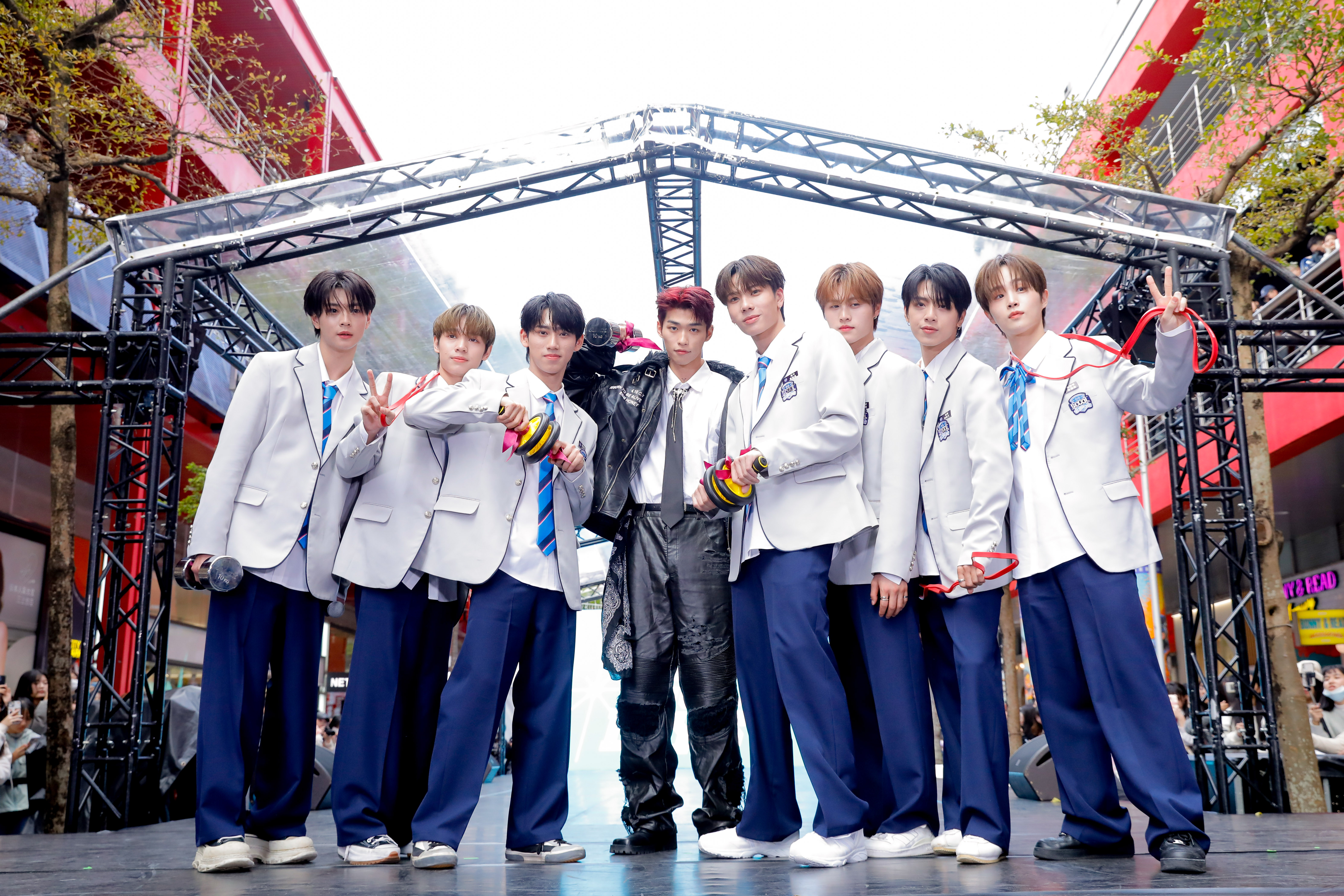 U:NUS蔡承祐（中）送上健身三寶，勉勵SEVENTOEIGHT成為六塊肌男團。