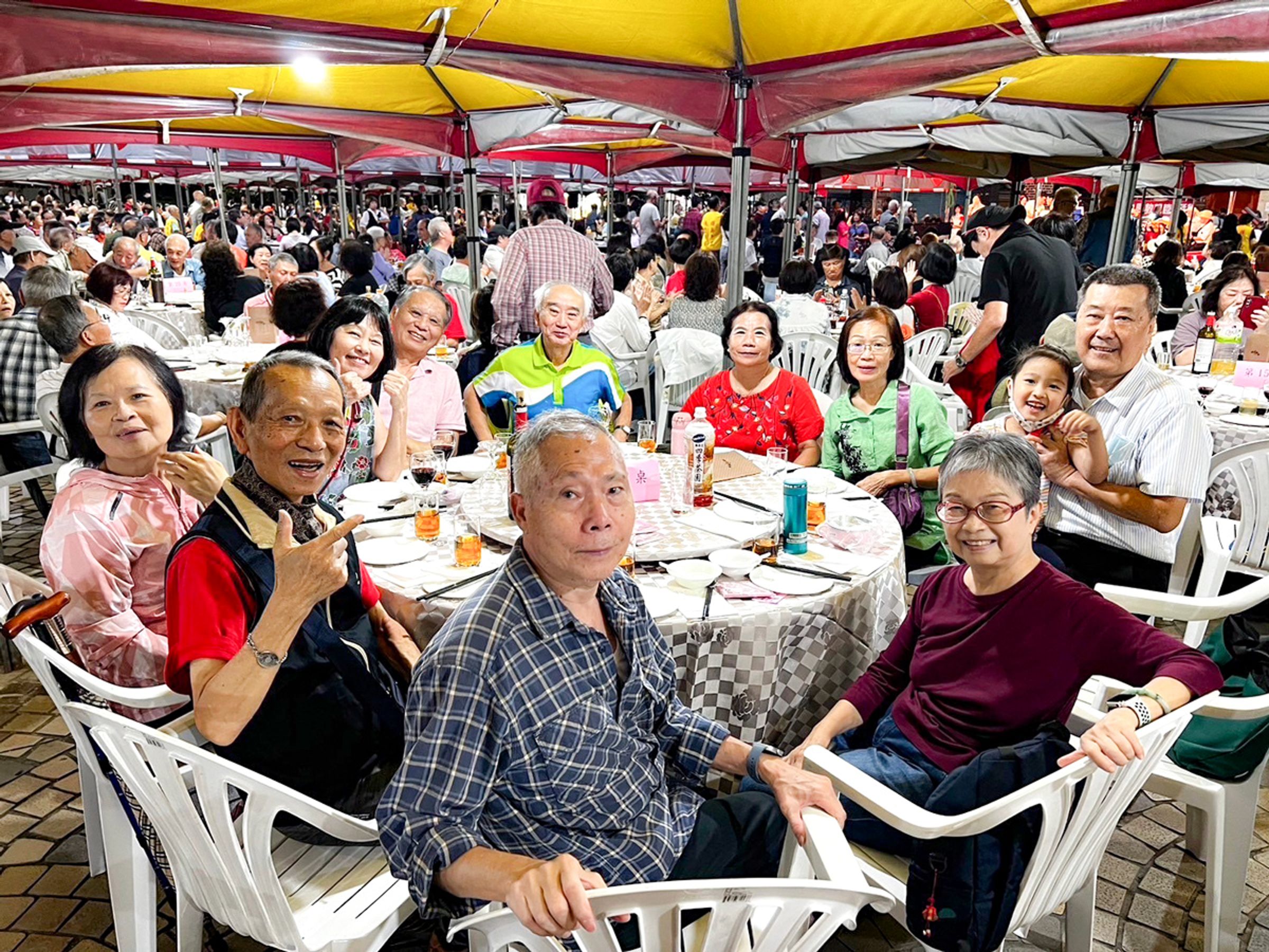 台北市大安區群英里辦公處於10月10日舉辦重陽節晚會，席開超過百桌，邀請群英里內65歲以上長者齊聚一堂，享受國宴級饗宴。