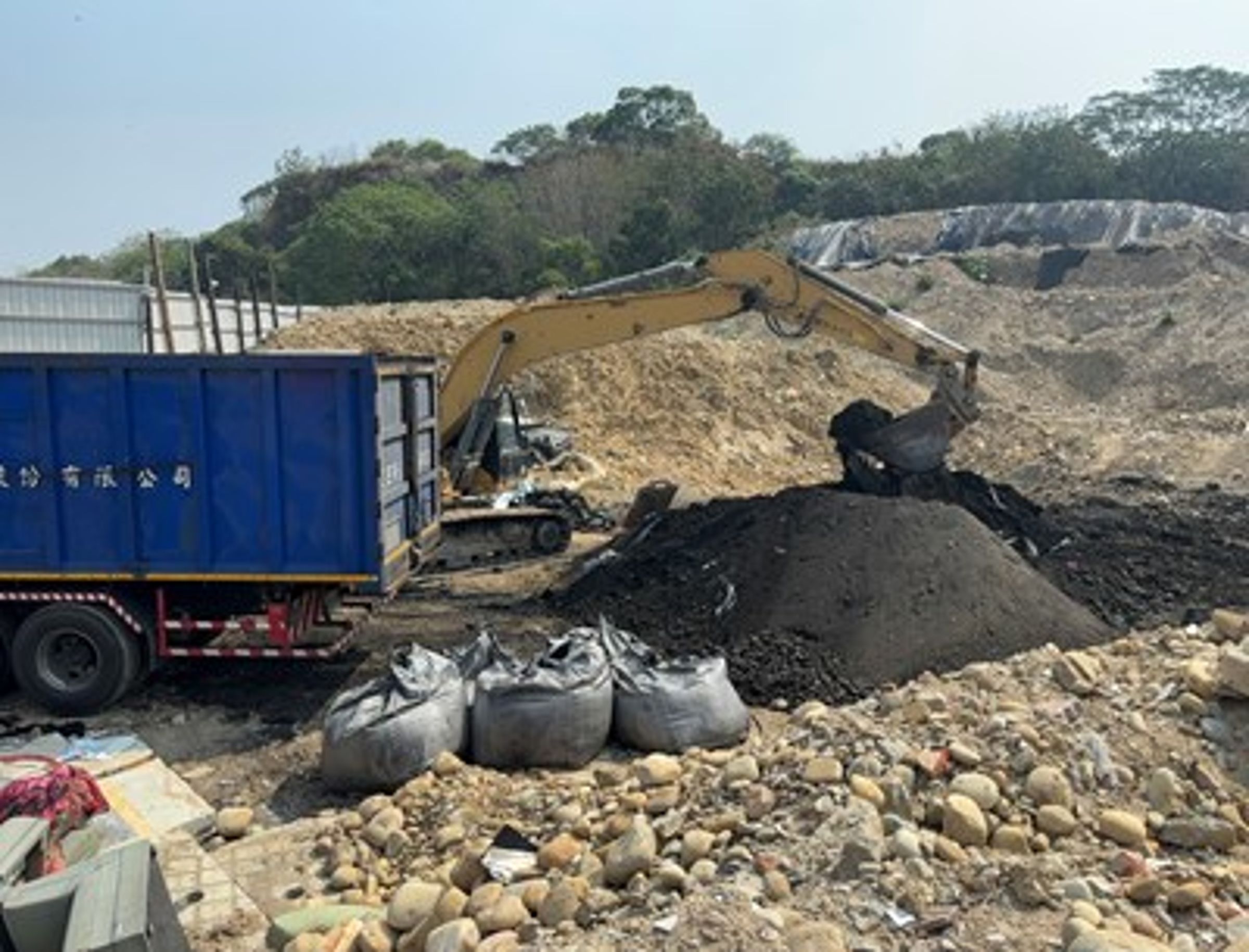 台中市環保局今日指出,已完成含戴奧辛之集塵灰及廢棄土石清理作業,總計60.53噸,並運送至合法廢棄物處理場所處理。(台中市府提供)
