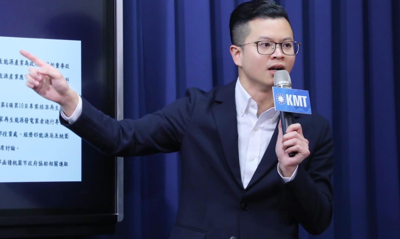國民黨桃園市議員凌濤,再次隔空開轟民眾黨團主任陳智菡。(翻攝自凌濤臉書)