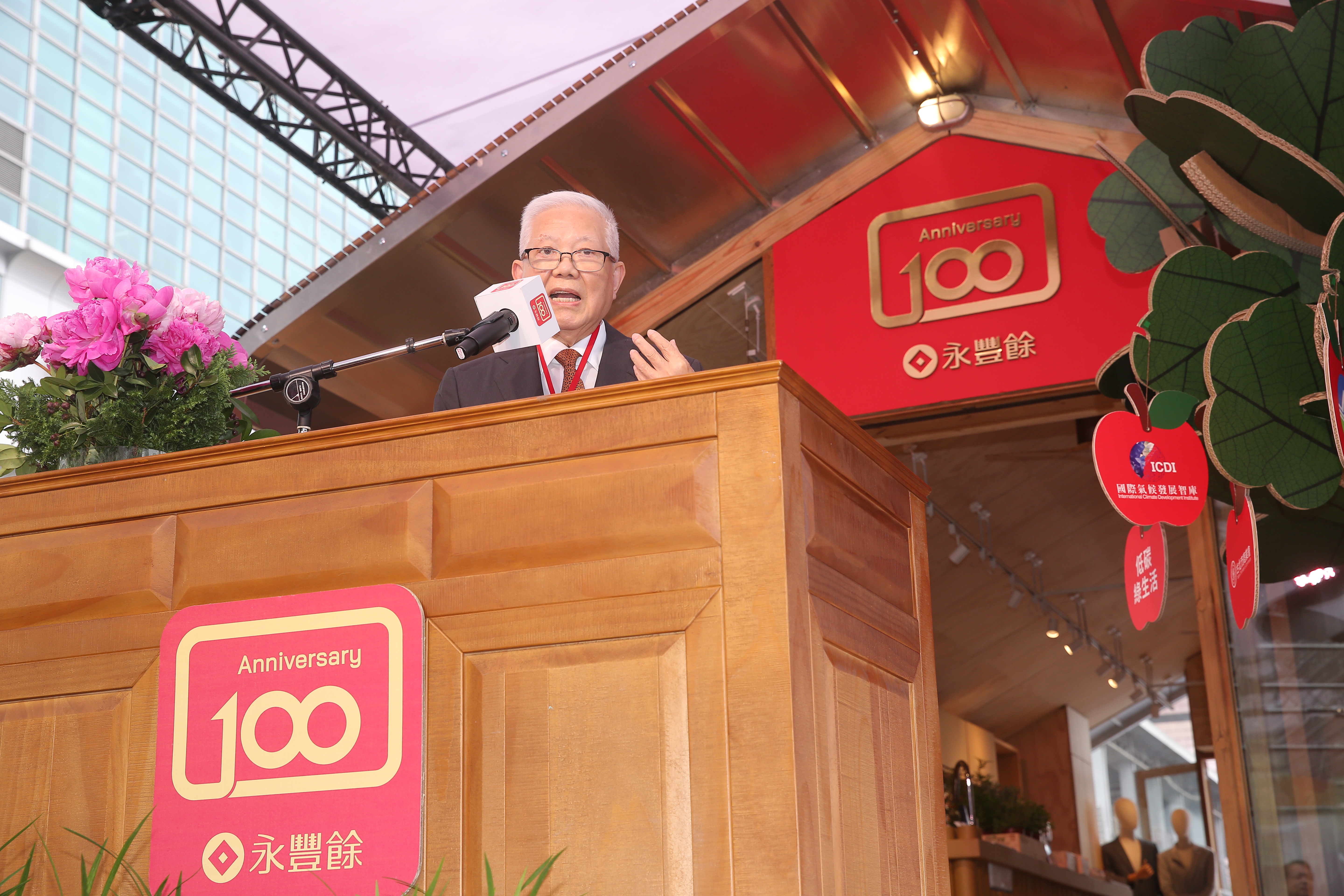 為慶祝永豐餘成立100年，何壽川親自站台。