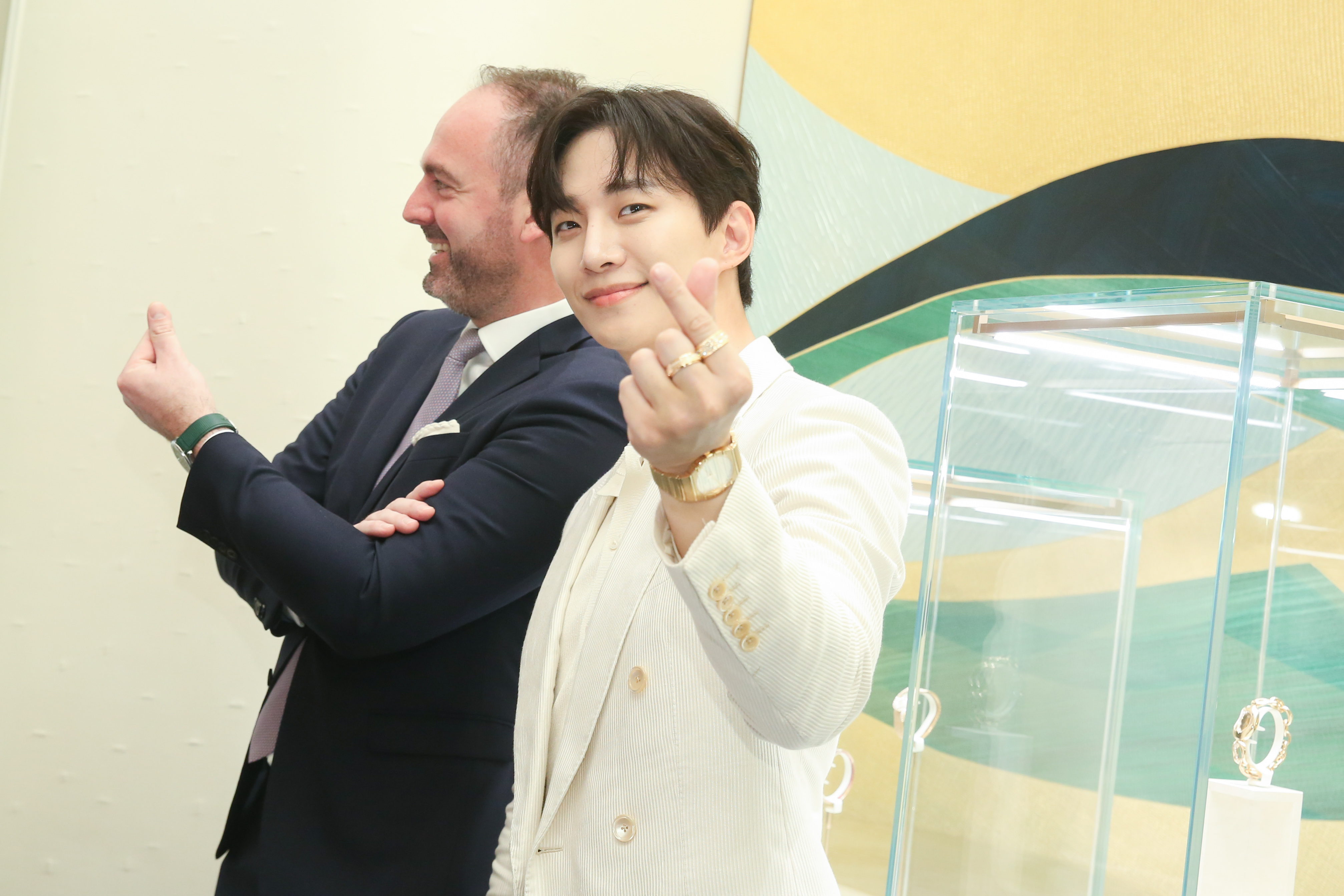 韓星李俊昊出席PIAGET形象概念精品店的開幕記者會，向粉絲帥氣比愛心。