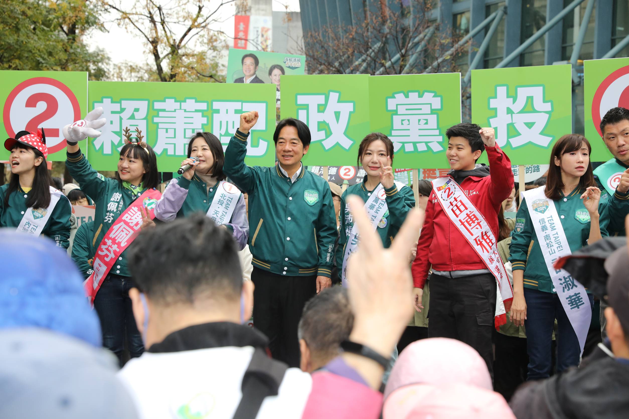 選戰倒數最後階段,賴清德今早與綠營立委候選人在台北小巨蛋路口拜票。