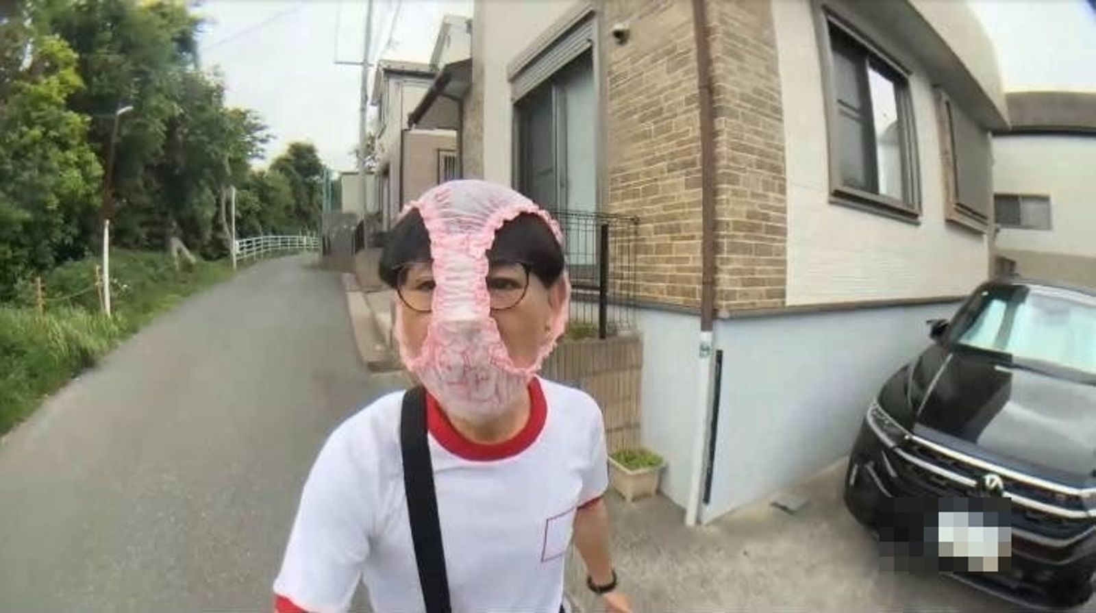 1名日本男子模仿《瘋狂假面》，將內褲戴著頭上，結果被警方依猥褻行為逮捕。（翻攝自X）