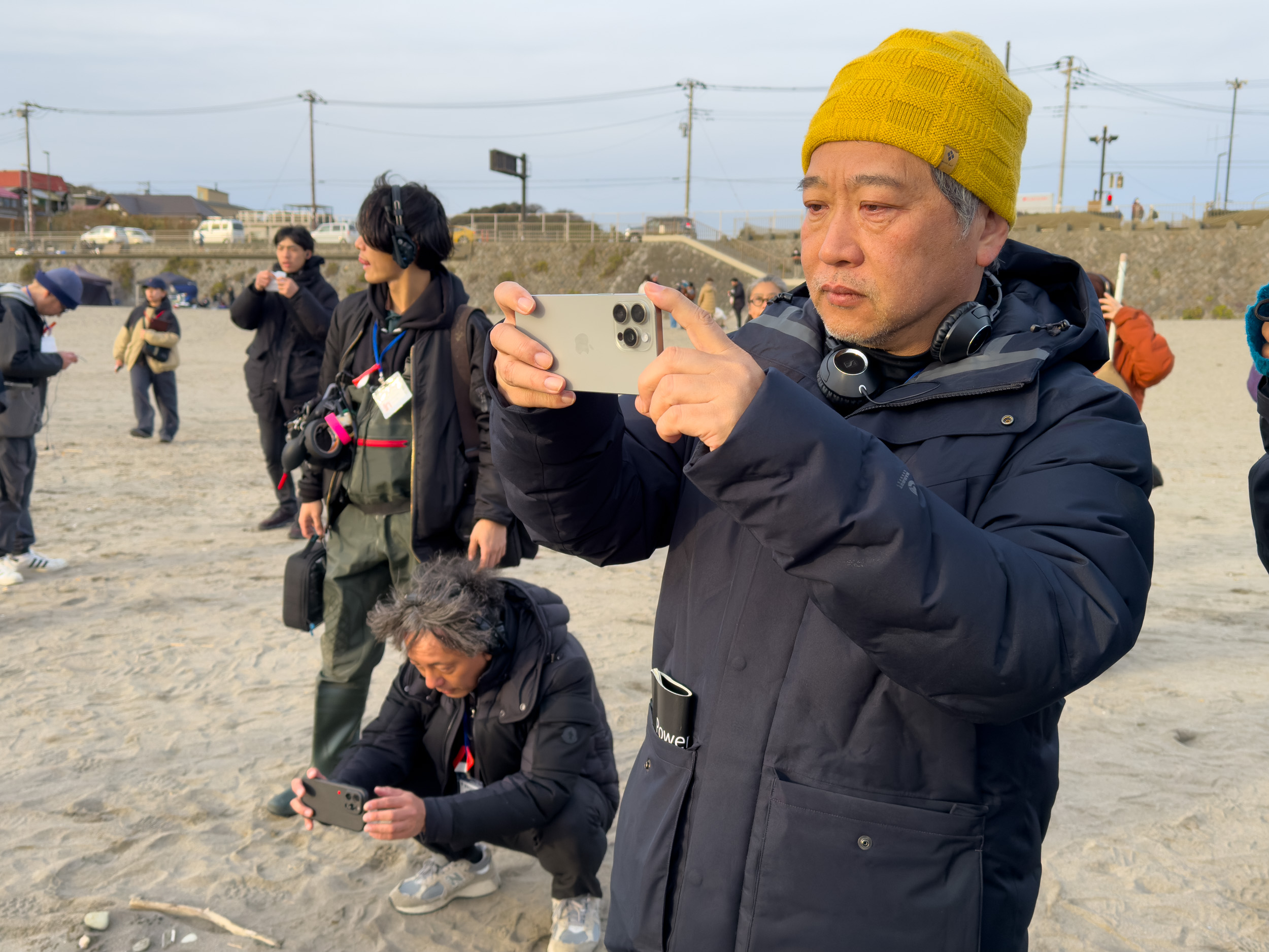 導演是枝裕和在海濱小鎮鎌倉，展開短片《Last Scene》的拍攝工作。（Apple提供）