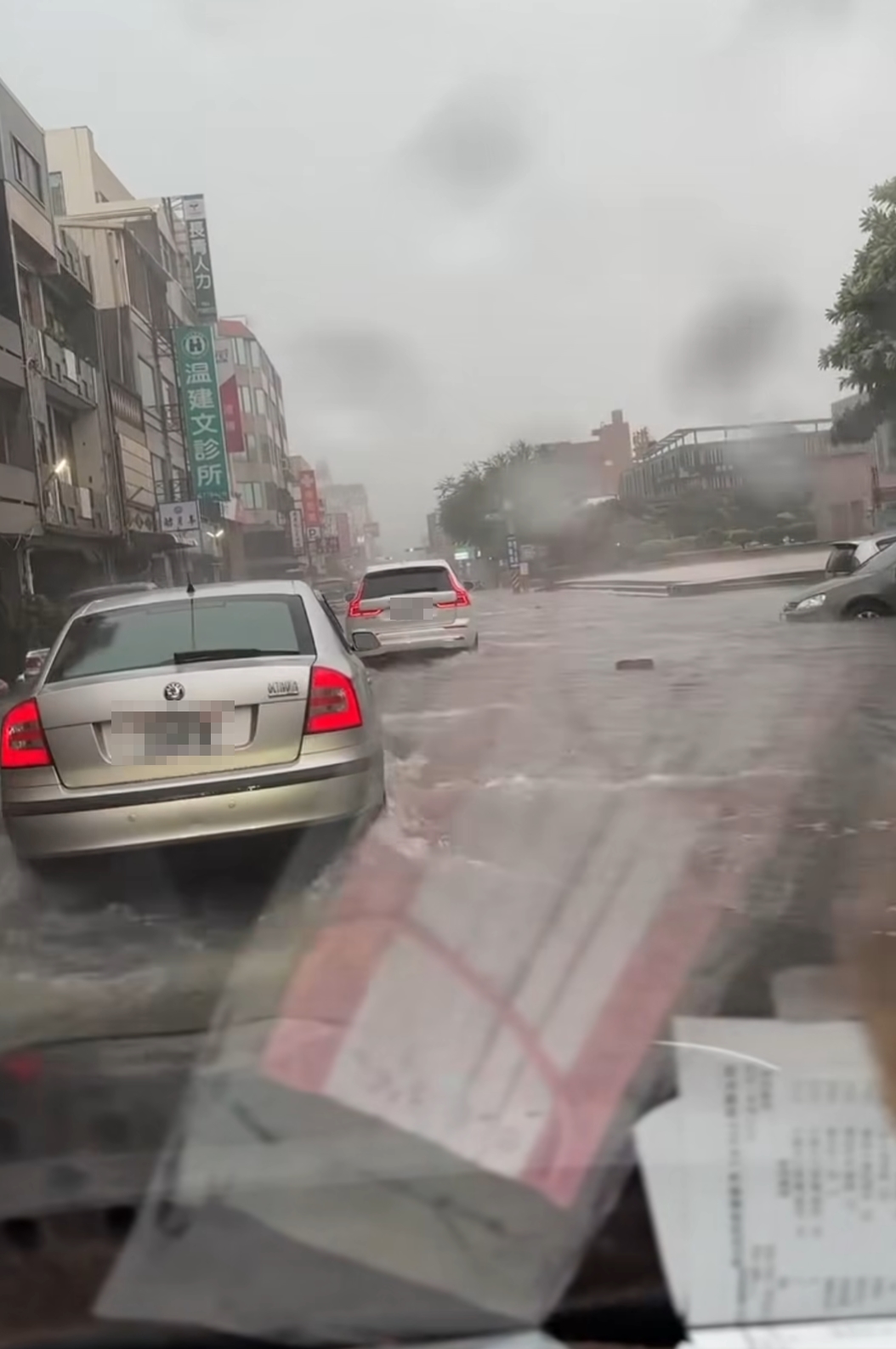 雨彈強襲彰化,導致當地許多地區都出現大淹水的情況。(翻攝自爆料公社)