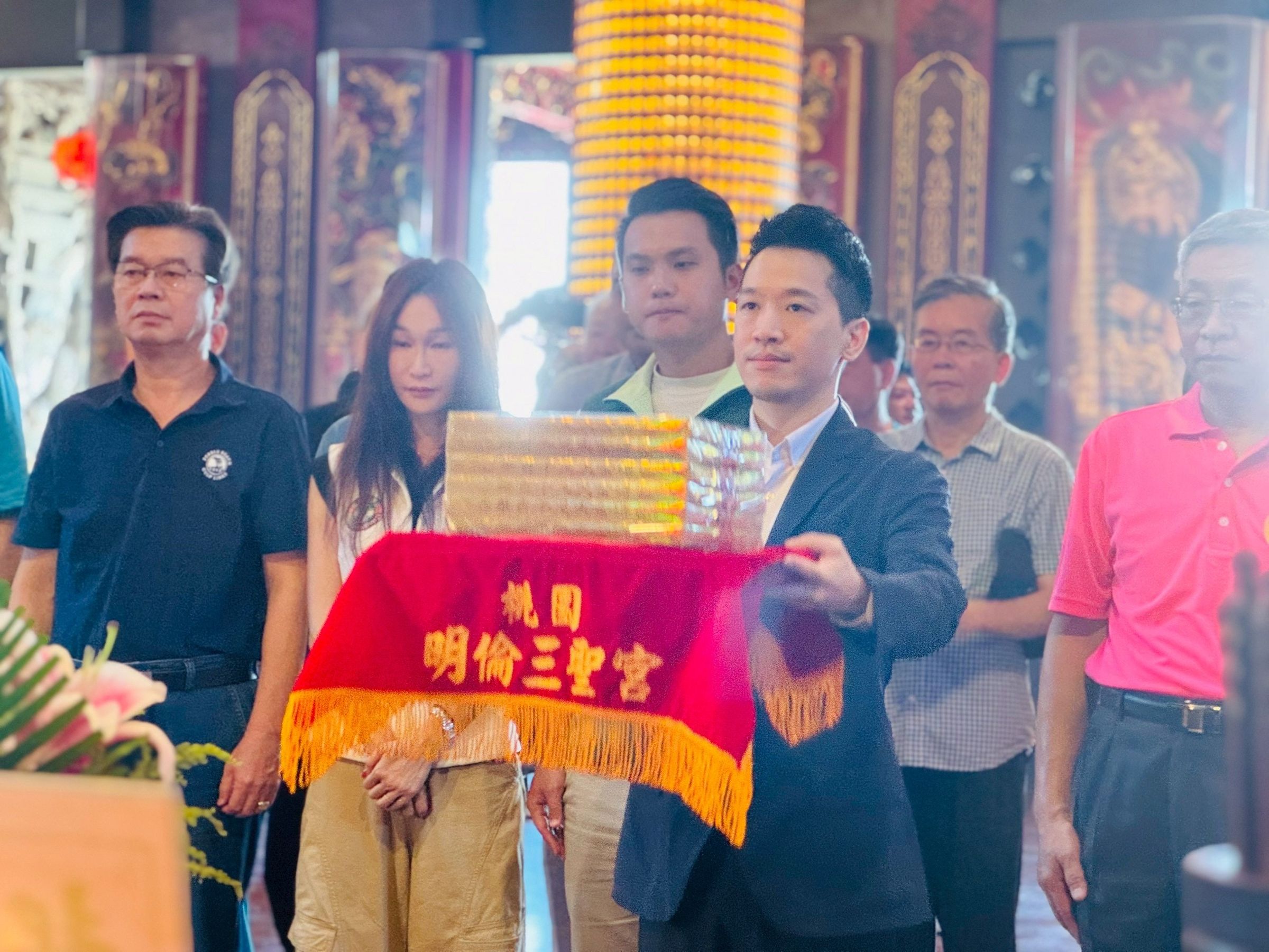 何志偉今（14）日赴桃園龜山明倫三聖宮參拜，肯定中醫實力與價值。（桃園明倫三聖宮提供）