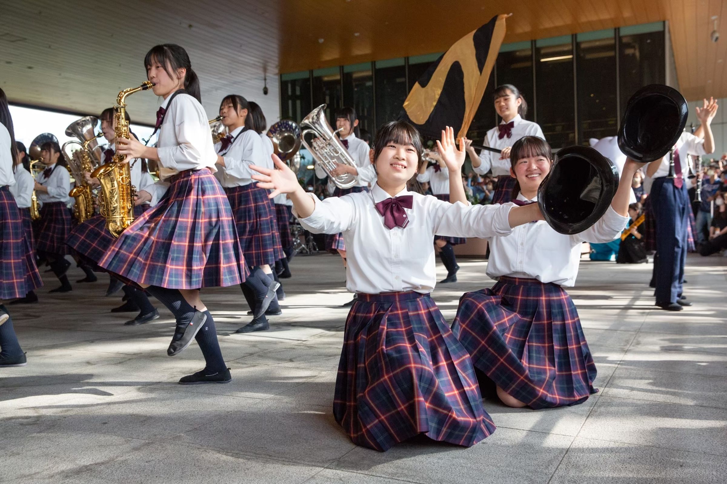 日本京都橘高校吹奏樂部（橘色惡魔）來台巡演期間亦指名入住承億酒店，並與飯店共同策劃快閃演出，單場即吸引上千名民眾到場參與。（承億酒店提供）